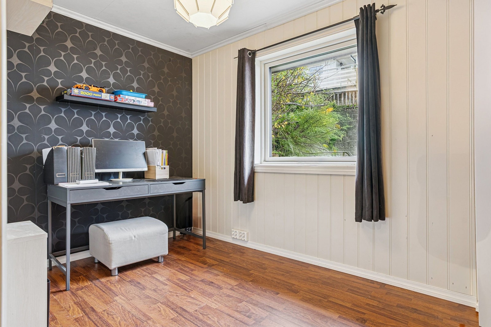 Soverom 5 i andre etasjen har utesikt mot terasse og liten frukthage, med plommetre, rips og solbær Galleribilde