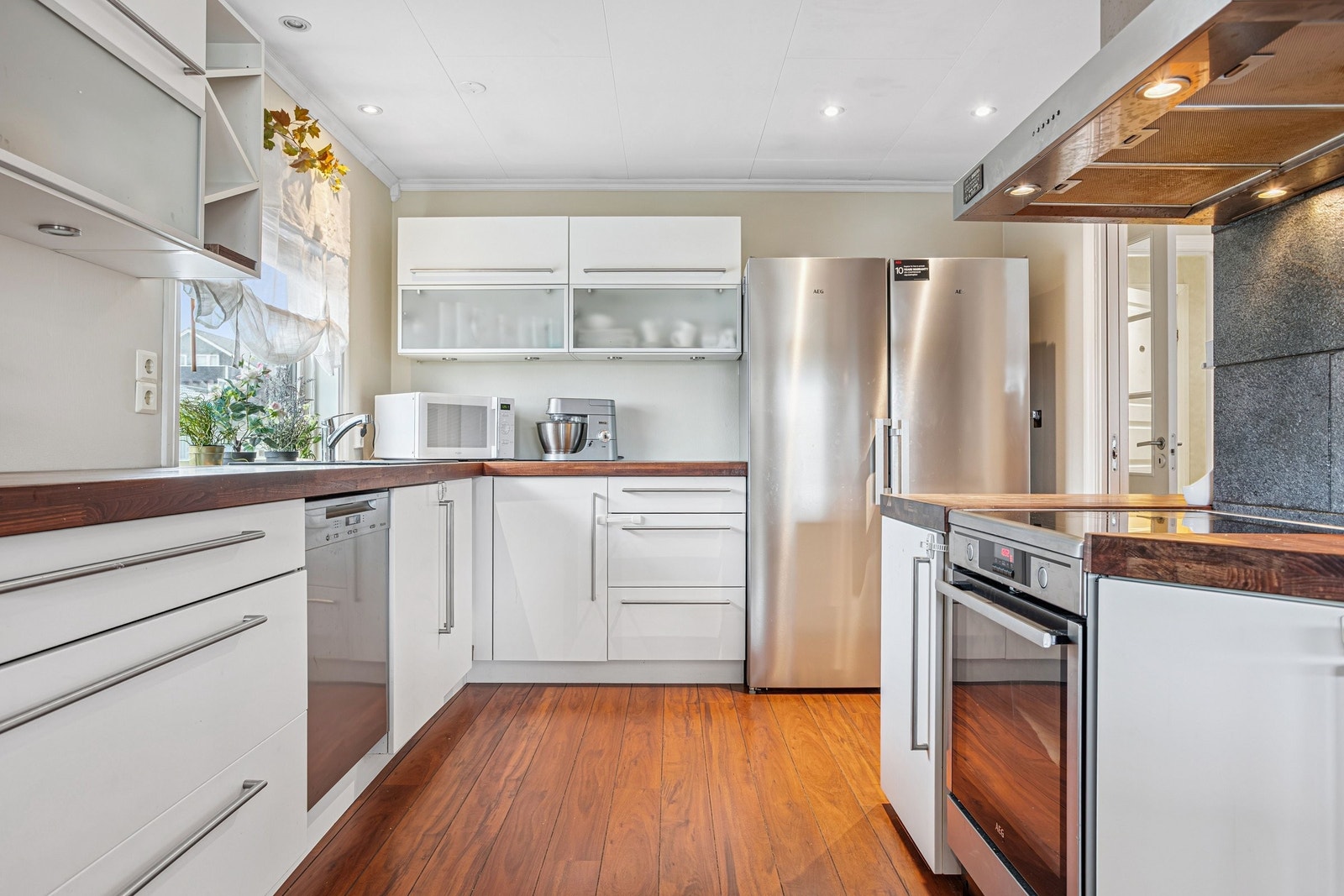 Kjøkken med åpen løsning i lyse farger Galleribilde