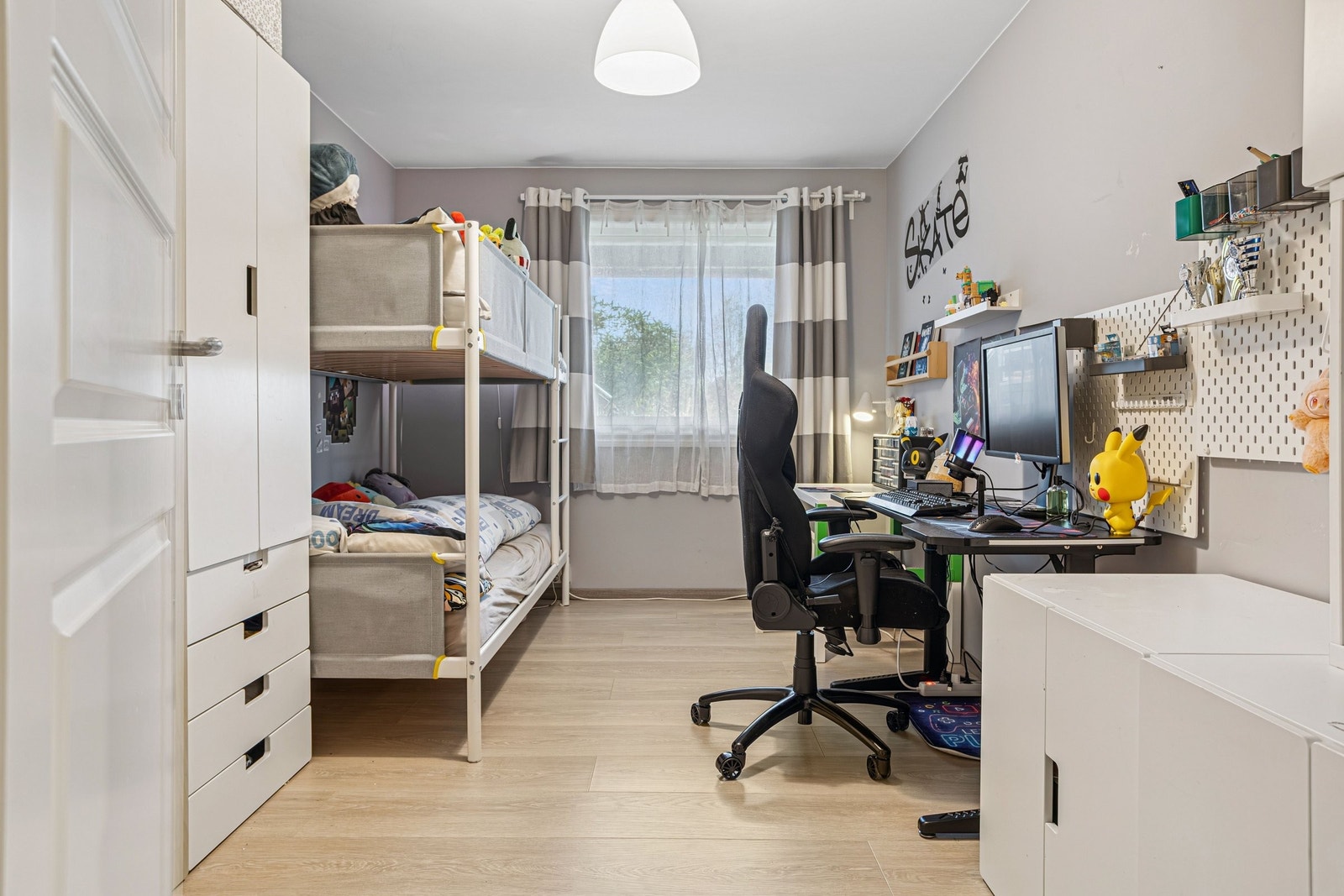 Soverom 3. i første etasje, gulvvarme og delikat farge på vegen Galleribilde