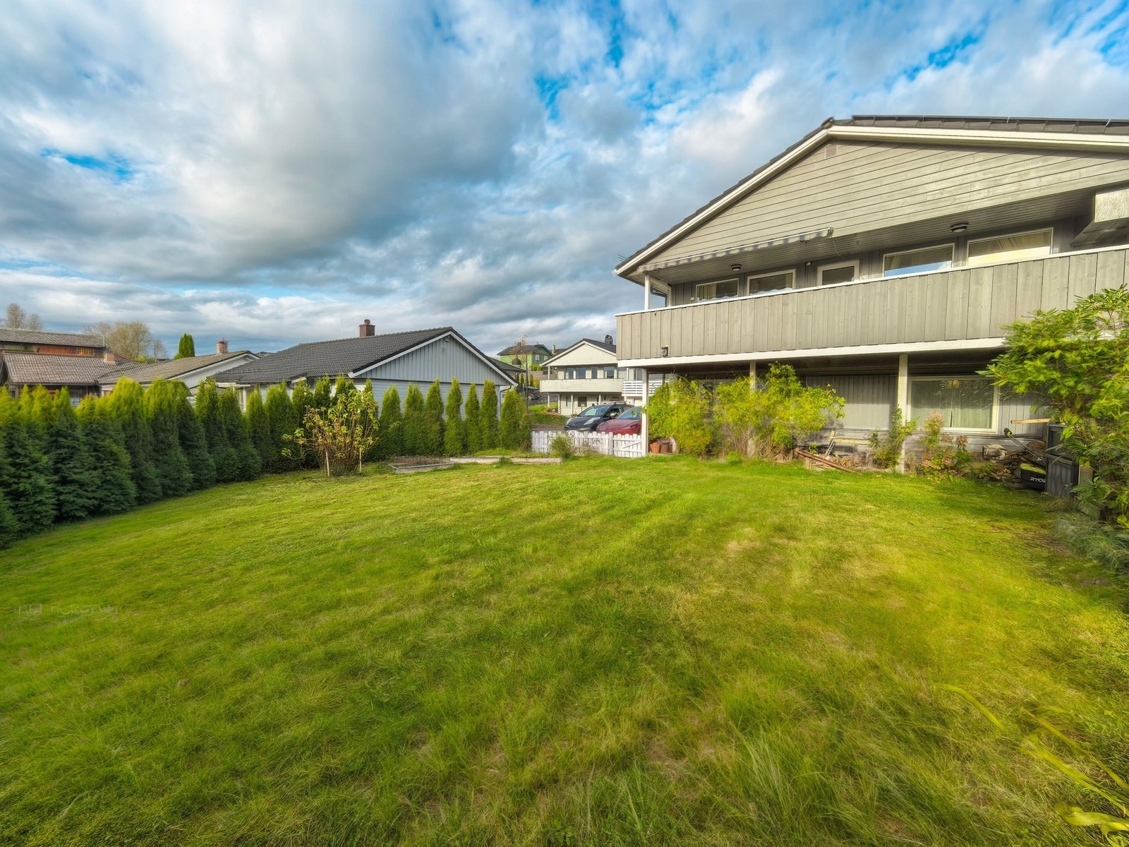 Flat tomt gir mange muligheter, plass til trampoline, fotball mål, plante kasser Galleribilde