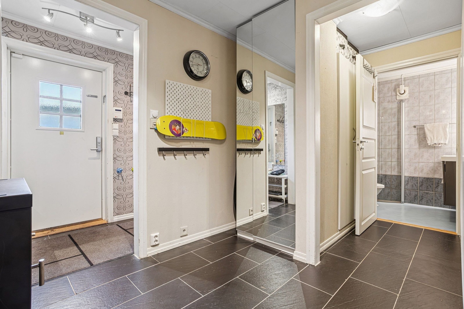 Romslig gang med flere skaper gir mye plass til lagring og oppbevaring Galleribilde