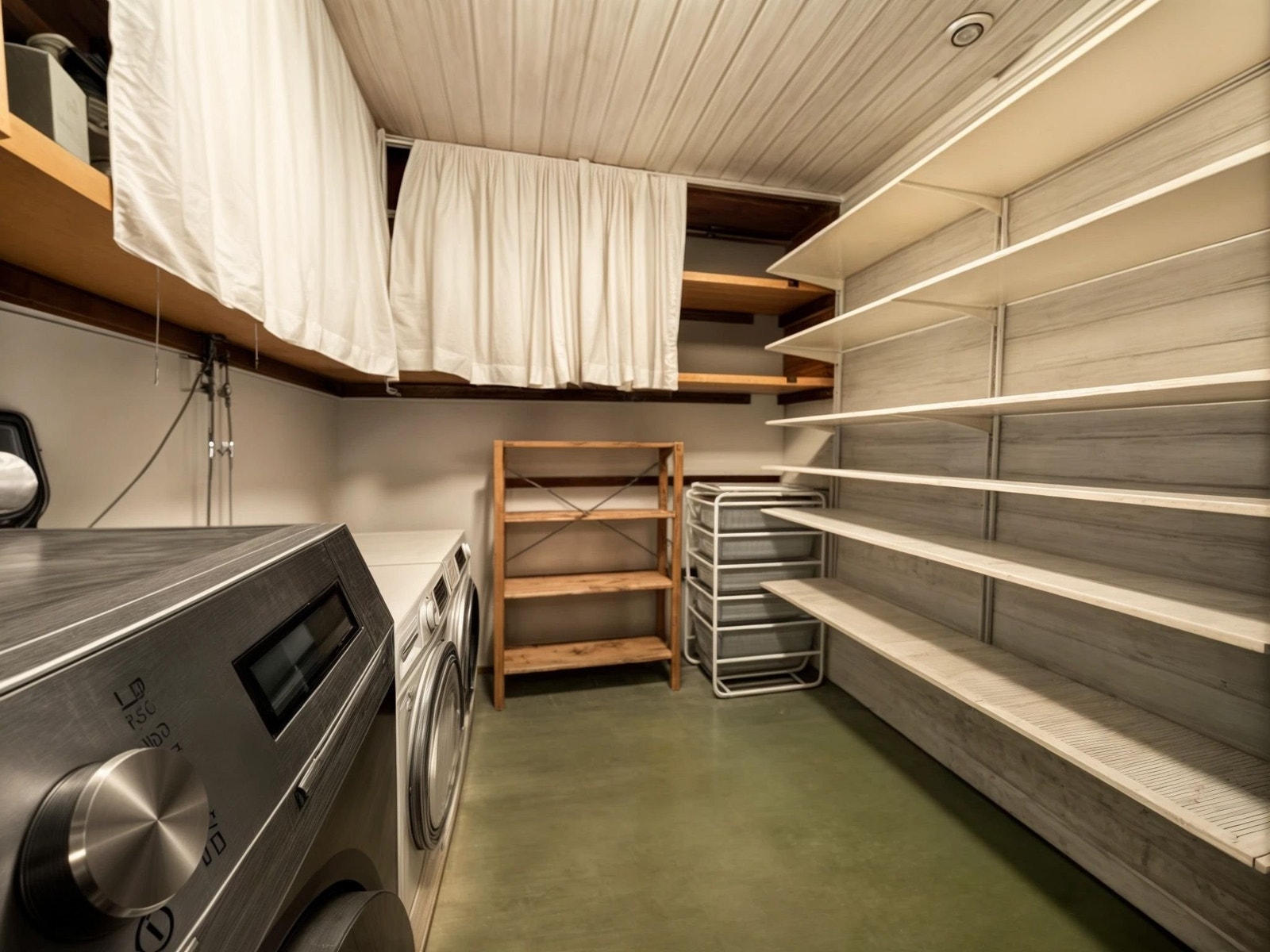 Vaskerom ligger ved inngang og har mye oppbevaringsplass Galleribilde