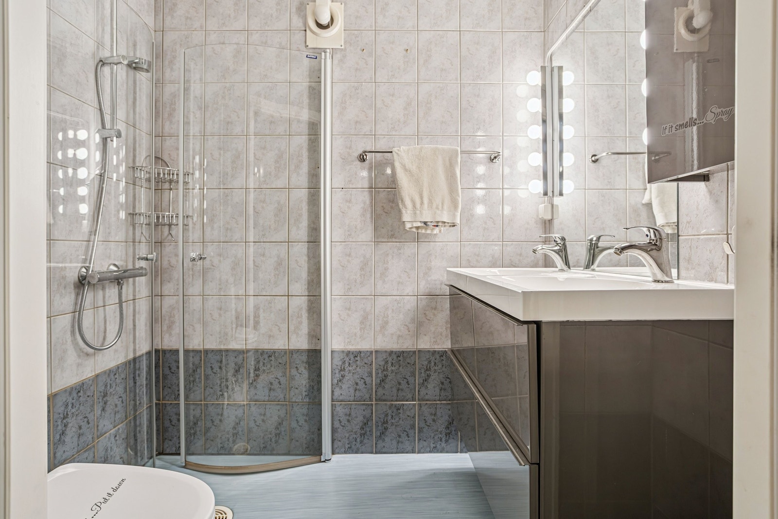 Fliset bad i 1. etasje med dobbelt vask er praktisk for stor familie. Galleribilde