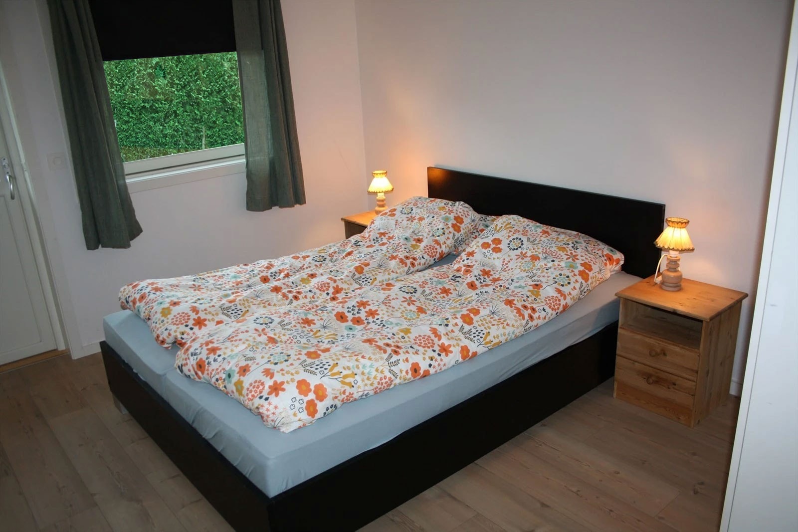 Romslig soverom med adkomst til hagen Galleribilde