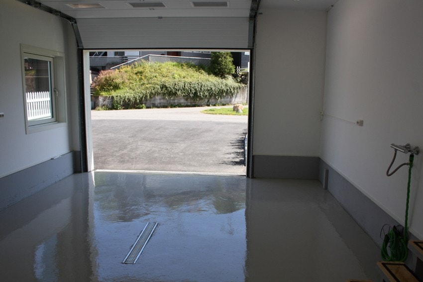 Rommet er et tilbygg og frigjør plass for parkering, el bil lading, dusj, kontor og hjemmekino! Oppvarmet og allsidig Galleribilde