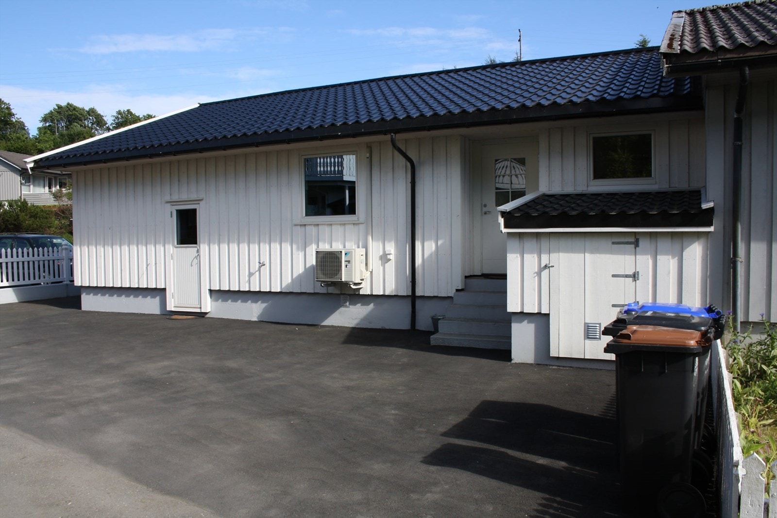 Romslig asfaltert tun Galleribilde