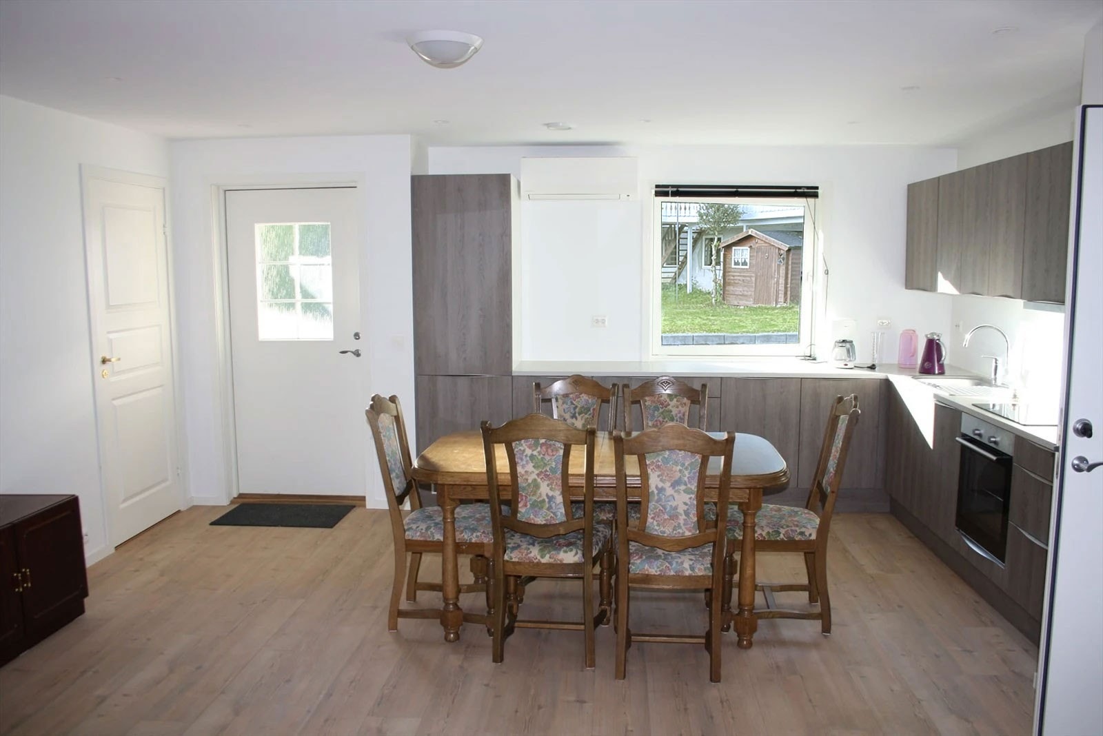 God plass til spisebord på kjøkkenet Galleribilde