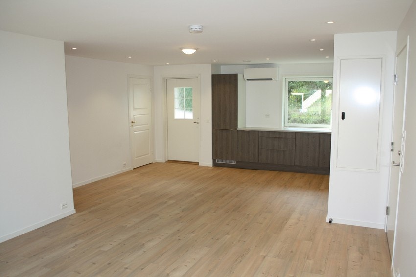 Praktisk bolig med alt på en flate - soverom, wc, bod og åpent stue/kjøkken området Galleribilde