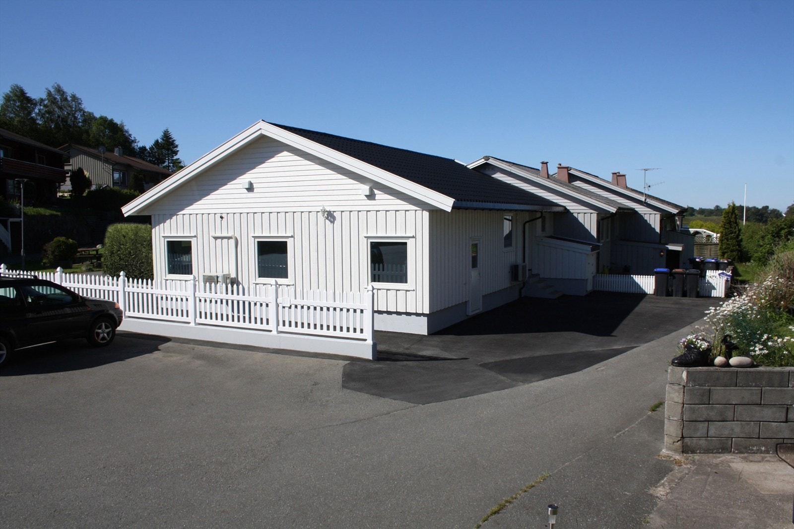 Rikelig med parkeringsplasser på eiendommen. Galleribilde