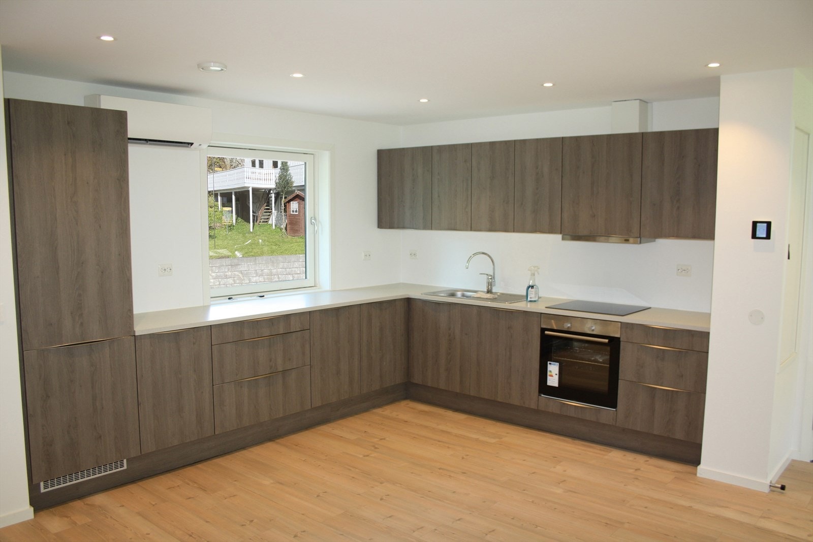 Lyst og fint kjøkken med god benkeplass Galleribilde