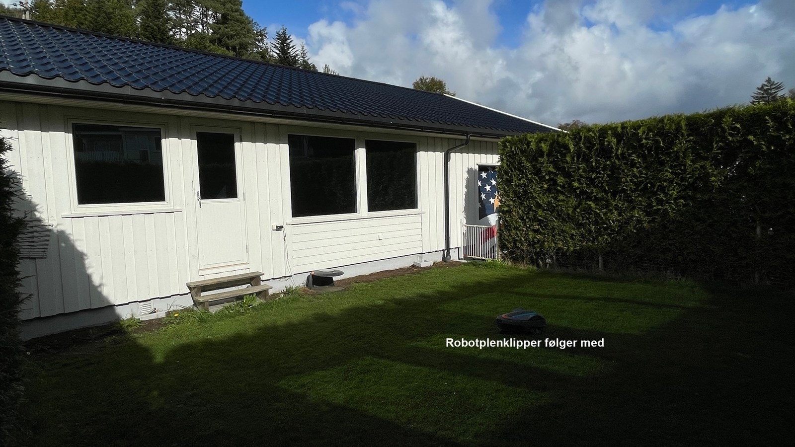 Hagen har god plass til sittegruppe og lek Galleribilde