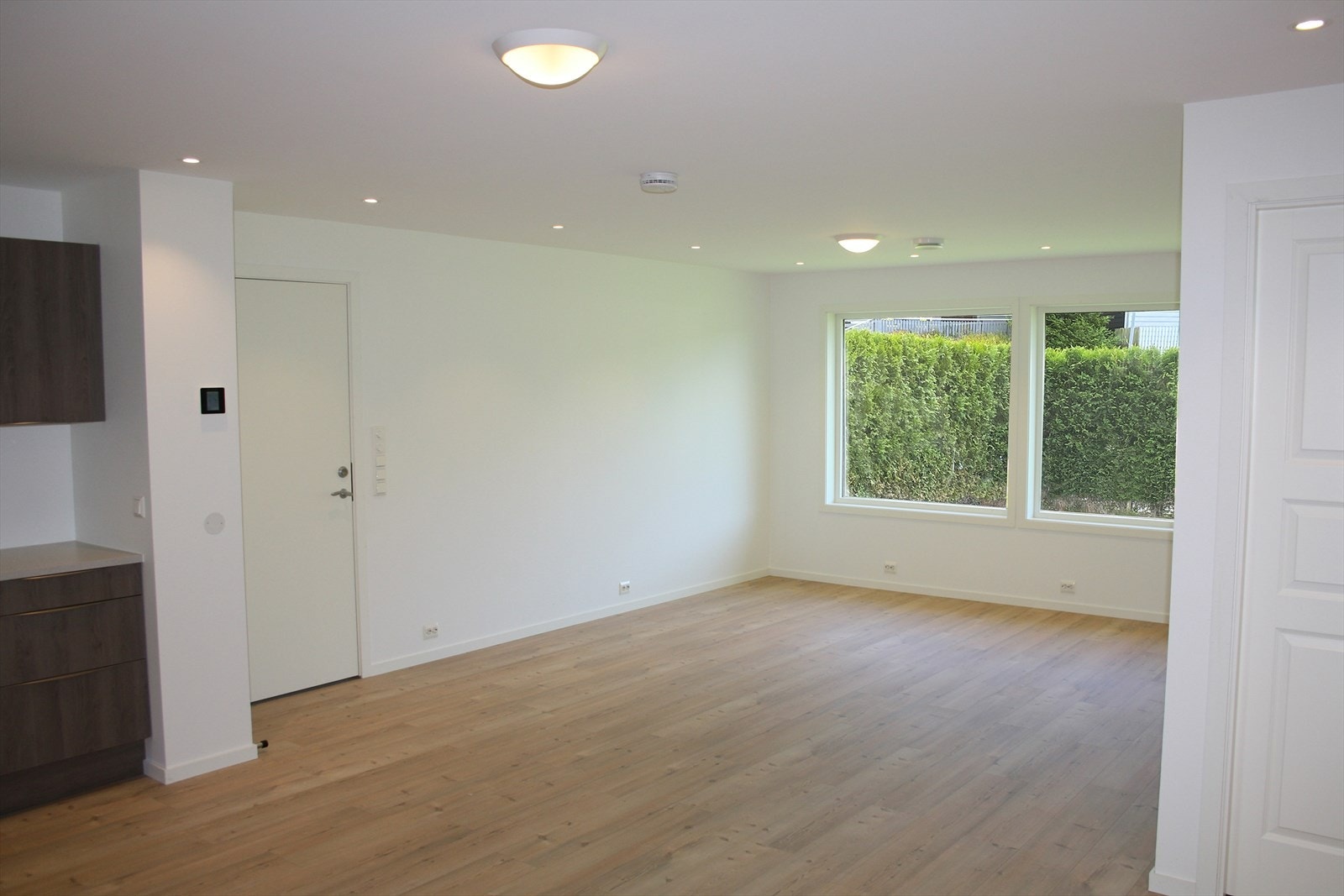 Åpen planløsning med gode vindusflater i begge retninger Galleribilde