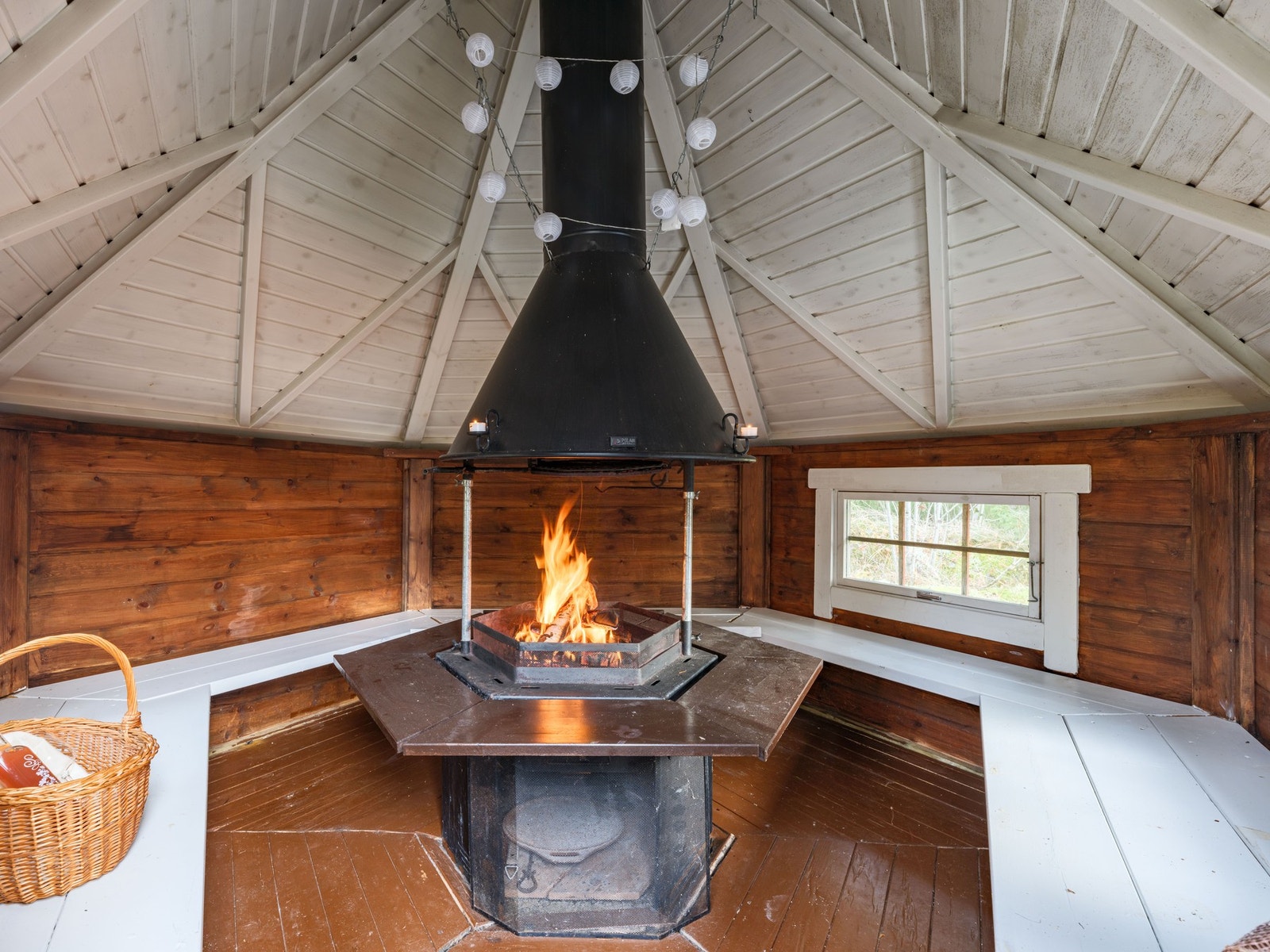 Det er også en koselig grillhytte på tomten som kan benyttes til kos, hygge og gode måltider. Galleribilde