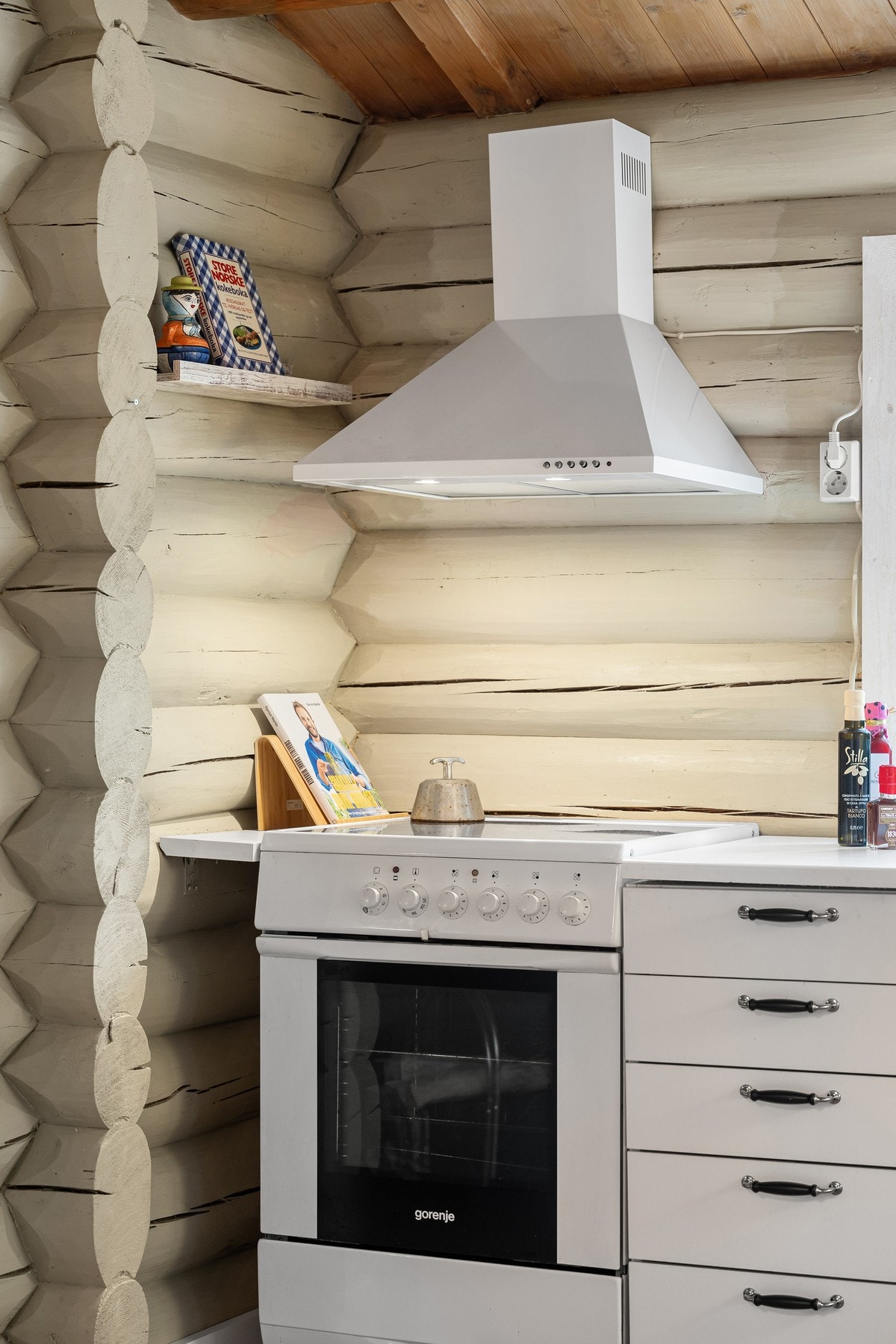 Videre har du her oppvaskkum, hetteventilator, oppvaskmaskin, kjøl/fryseskap og komfyr. Galleribilde