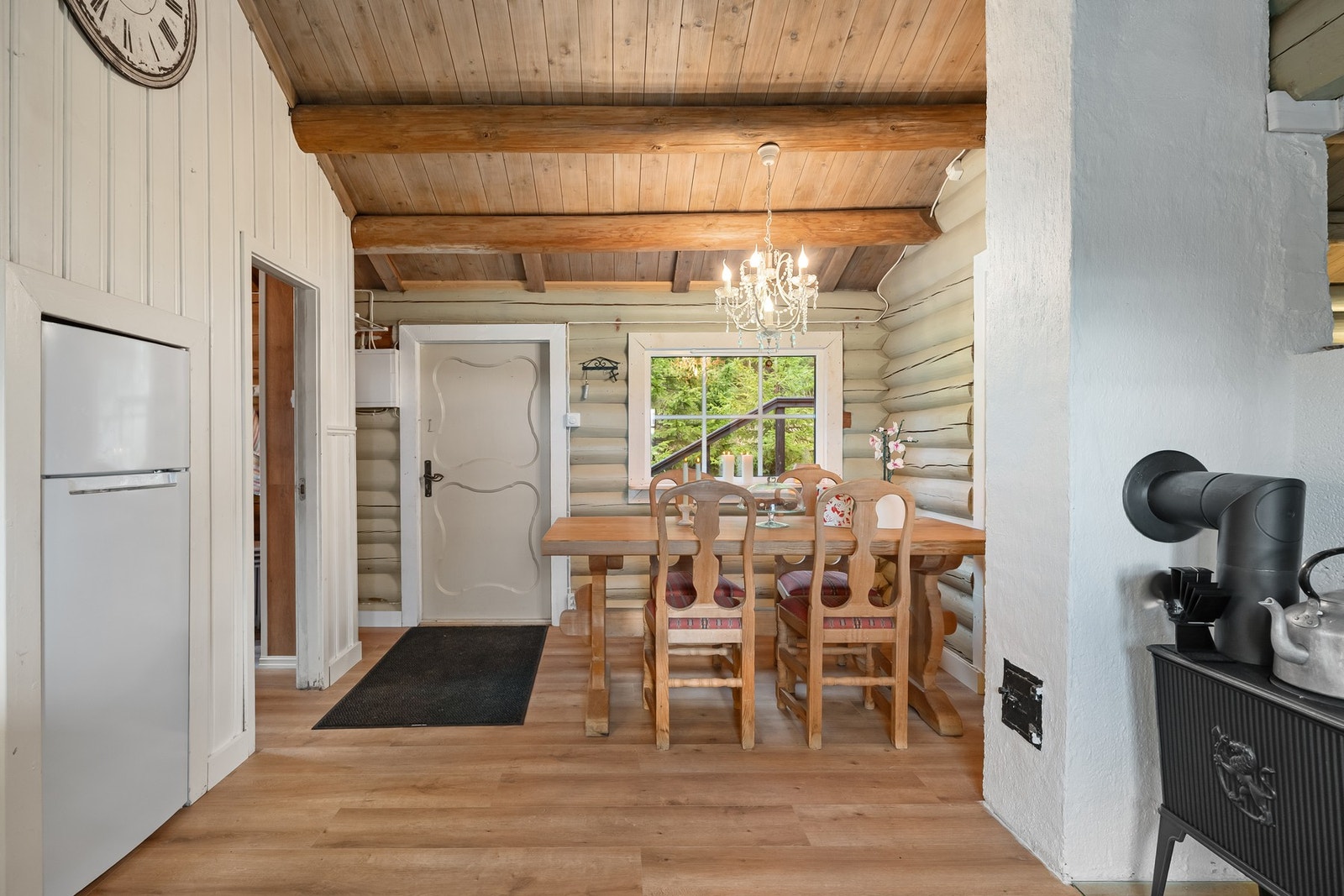 Det kan videre nevnes at hytta er malt de senere årene. Galleribilde