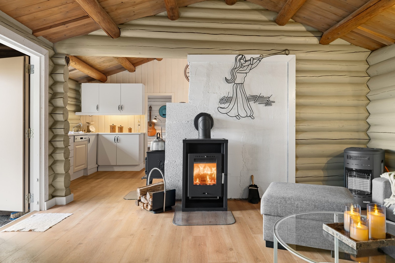 Siden eier overtok hytta, så er det blitt gjort enkelte forbedringer. Det er blant annet lagt nyere gulv, vinduer og peisovn. Galleribilde