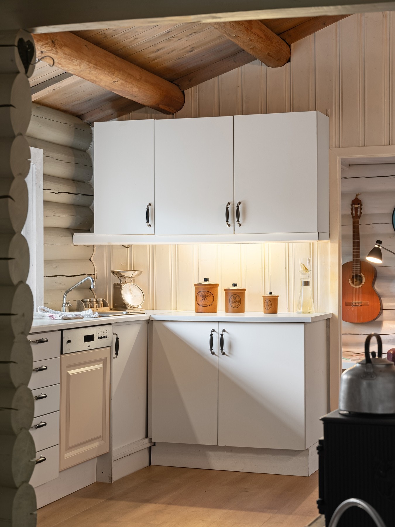 Kjøkkenet er lyst og velholdt. Galleribilde