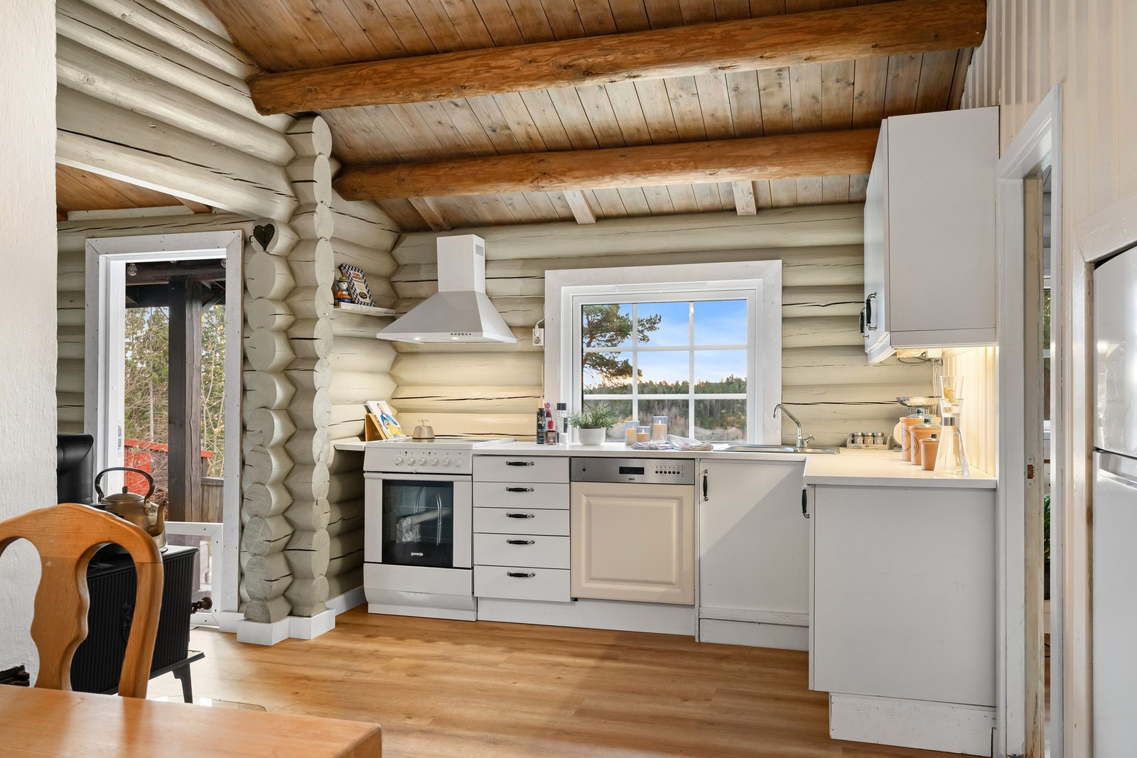 Innredningen på kjøkkenet har finerte fronter og laminat benkeplater. Galleribilde