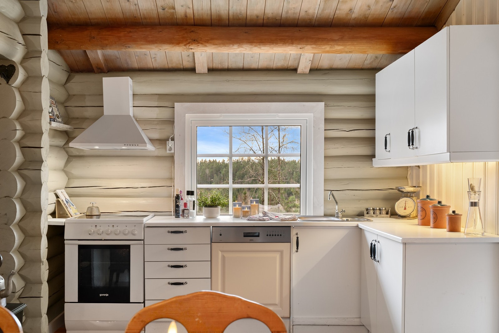 Vannet til hytta blir slått på mot våren. Det er også et pumpehus på hyttefeltet som fordeler vann til hyttene. Galleribilde