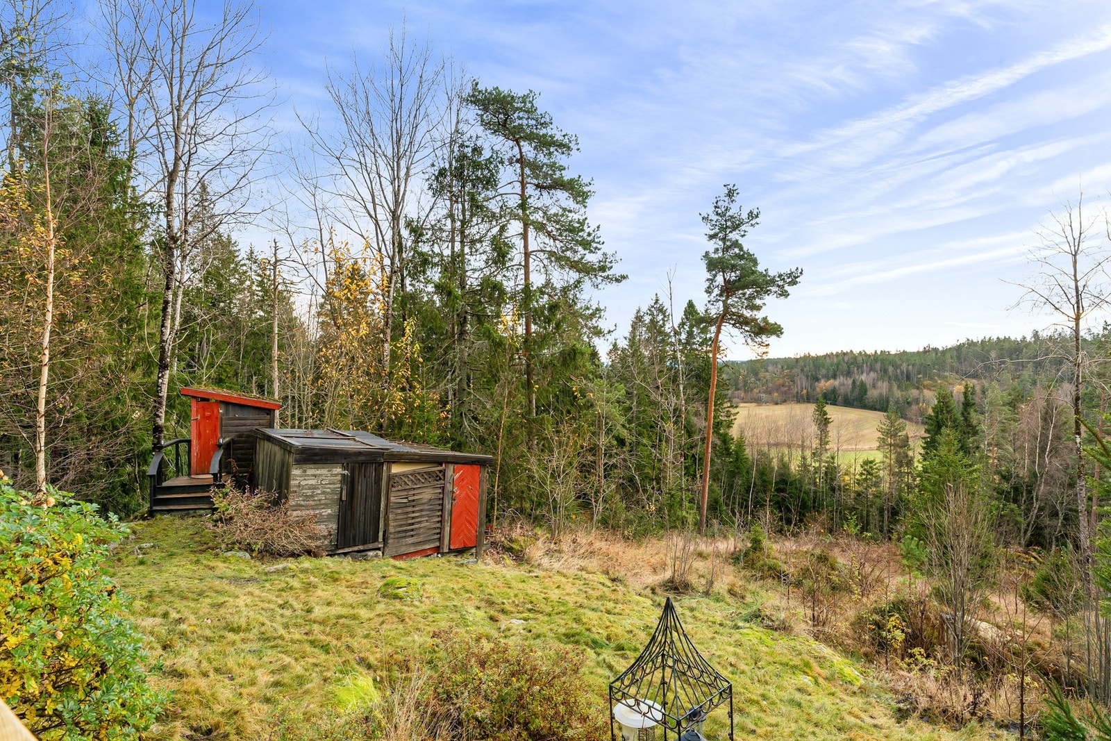 Nedenfor på tomten har du også tilgang til et praktisk vedskjul og utedo. Det er også installert et forbrenningstoalett inne på hytta. Galleribilde