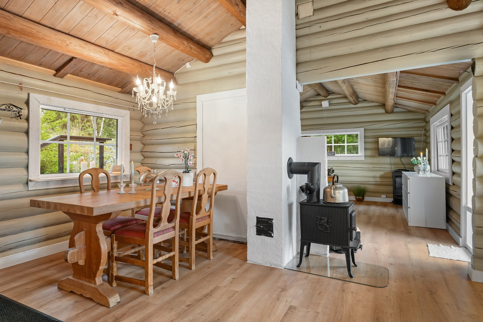 Som man ser har hytta fine og naturlig adskilte soner. Galleribilde