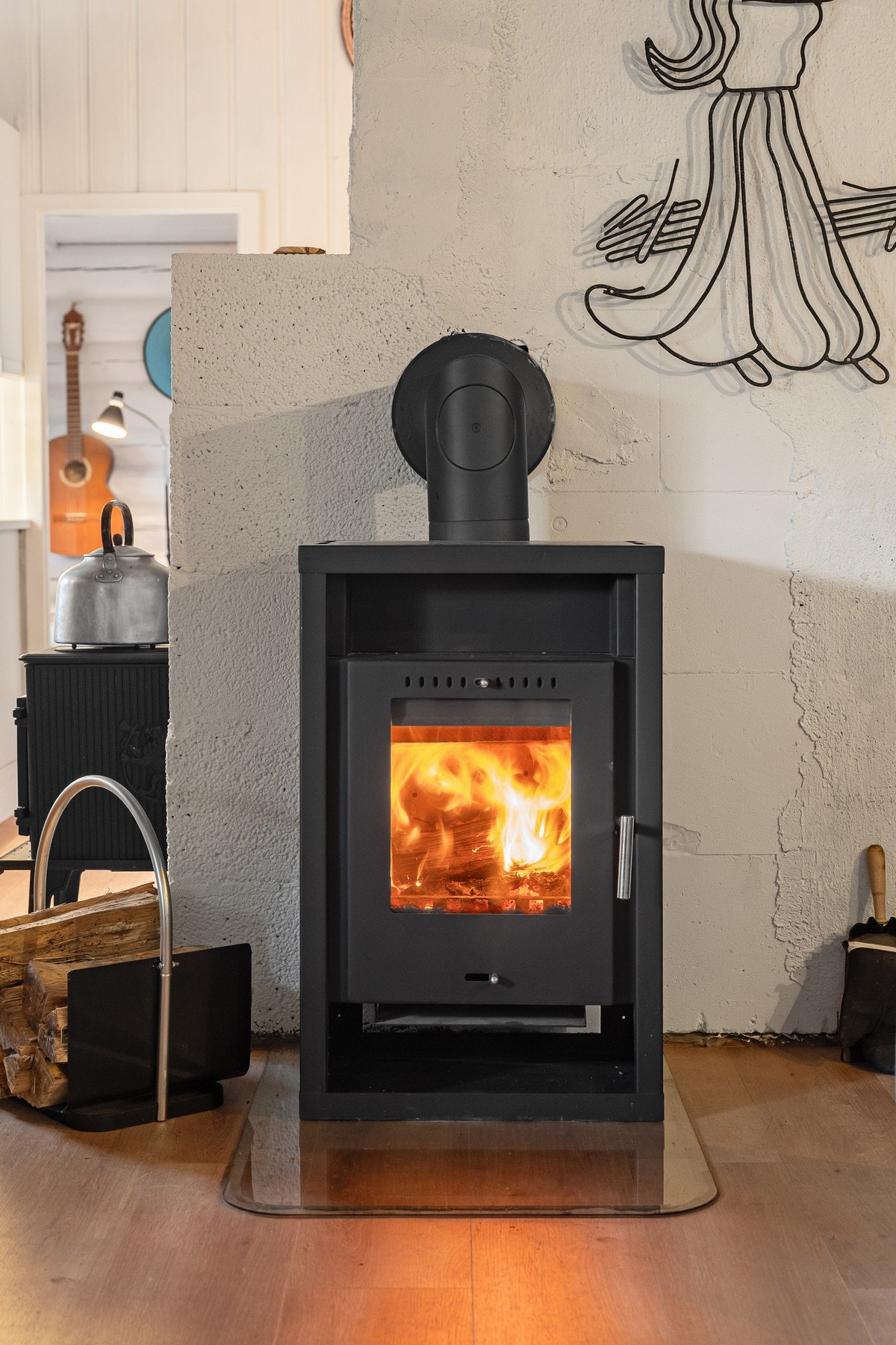 Det er flere peisovner på hytta som sørger for godt med varme på kjølige høstkvelder. Galleribilde