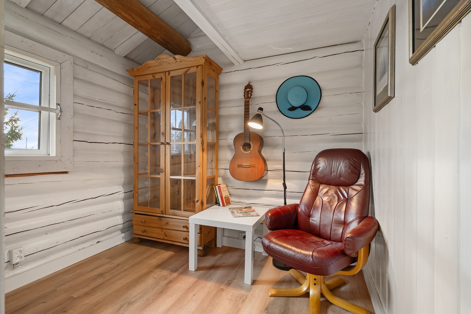 Ved siden av kjøkkenet har du tilgang til et lyst og innredet rom. Galleribilde