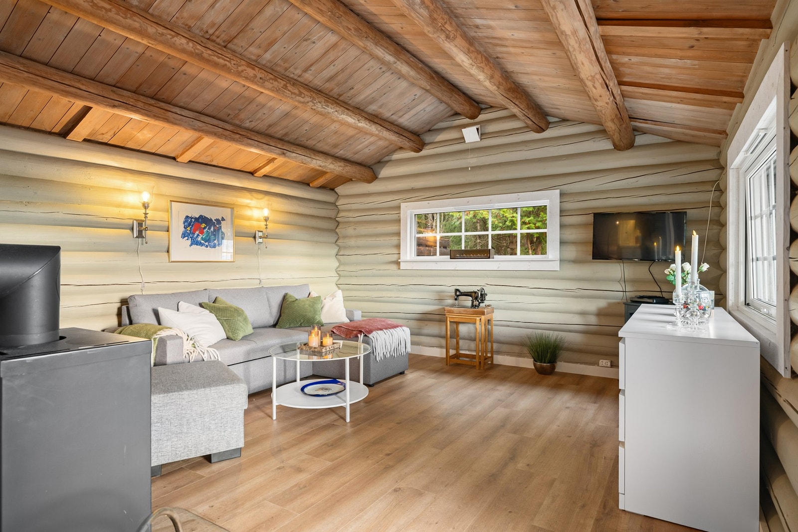 Velkommen! Hytta har en fin og lys stue. Galleribilde