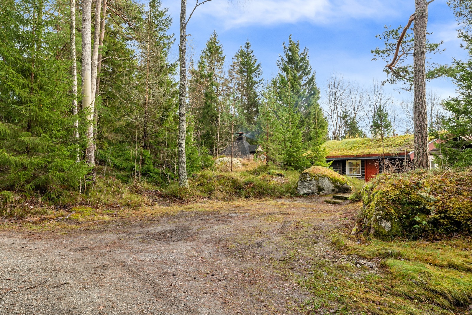 Hytta har en romslig tomt med gode parkeringsmuligheter rett ved boligen. Galleribilde