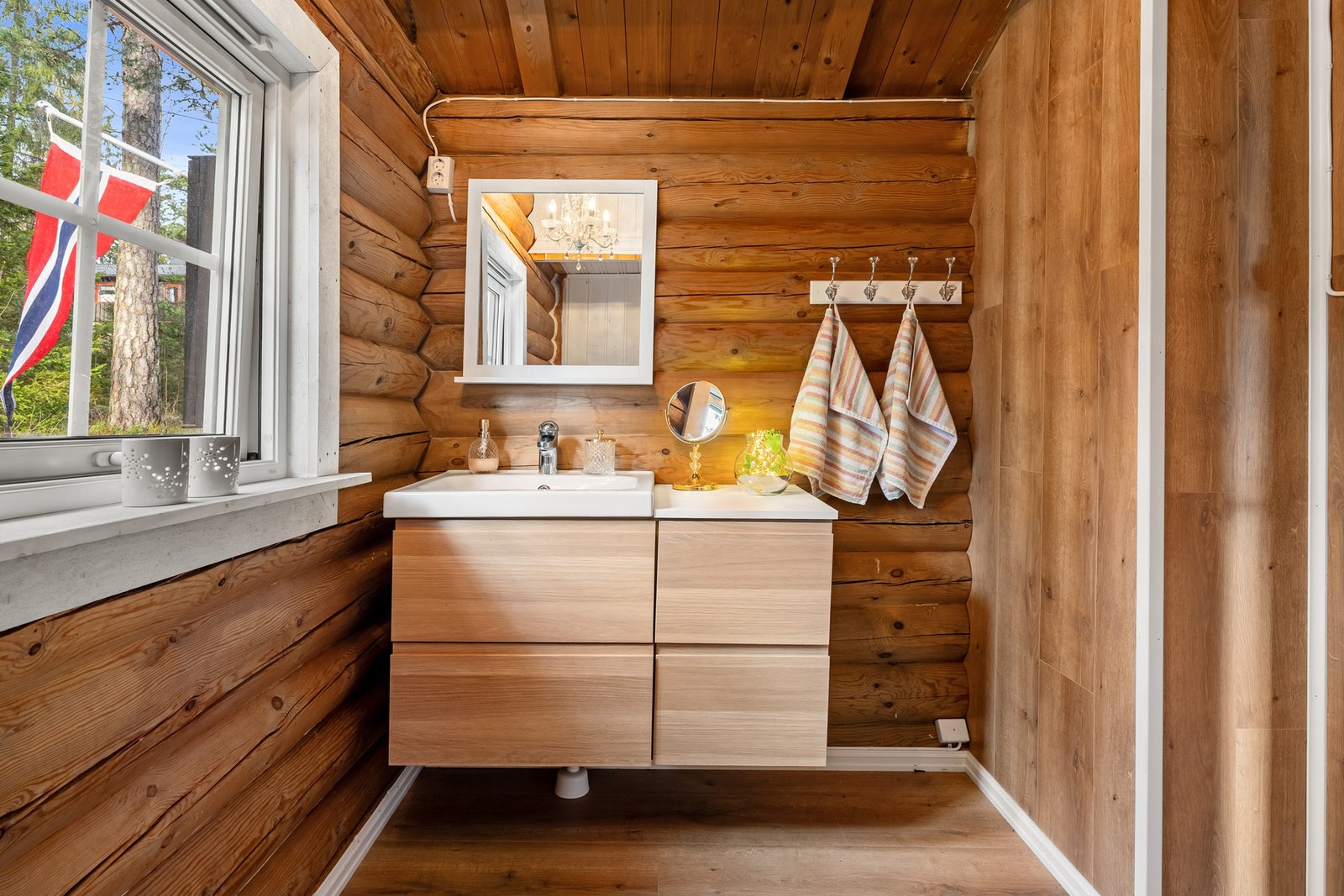 Her har du også et veggspeil, baderomsinnredning med finerte fronter, laminat benkeplate og servant. Galleribilde