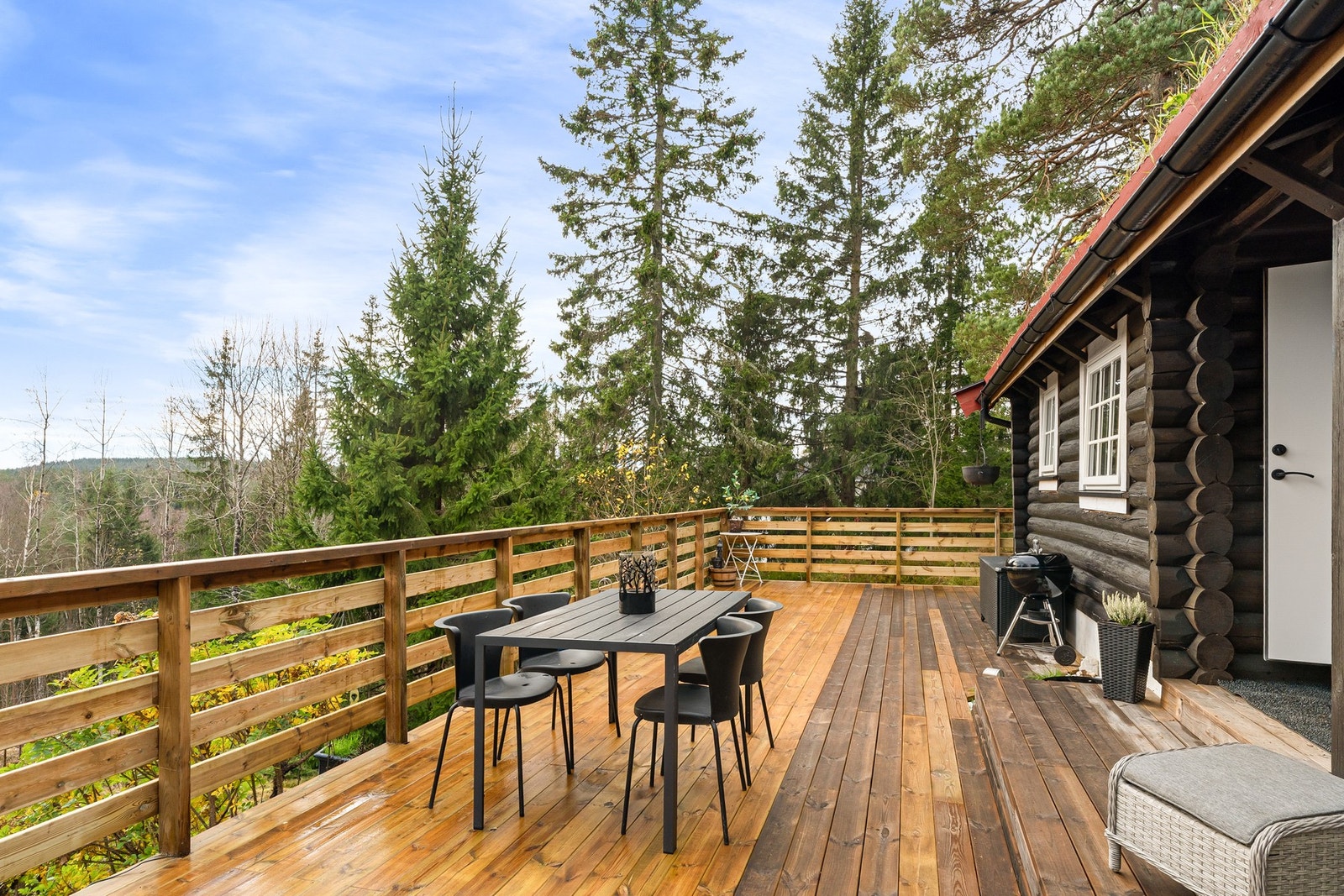 Her har du en romslig terrasse med plass til spisegruppe, solstoler og grill. Galleribilde