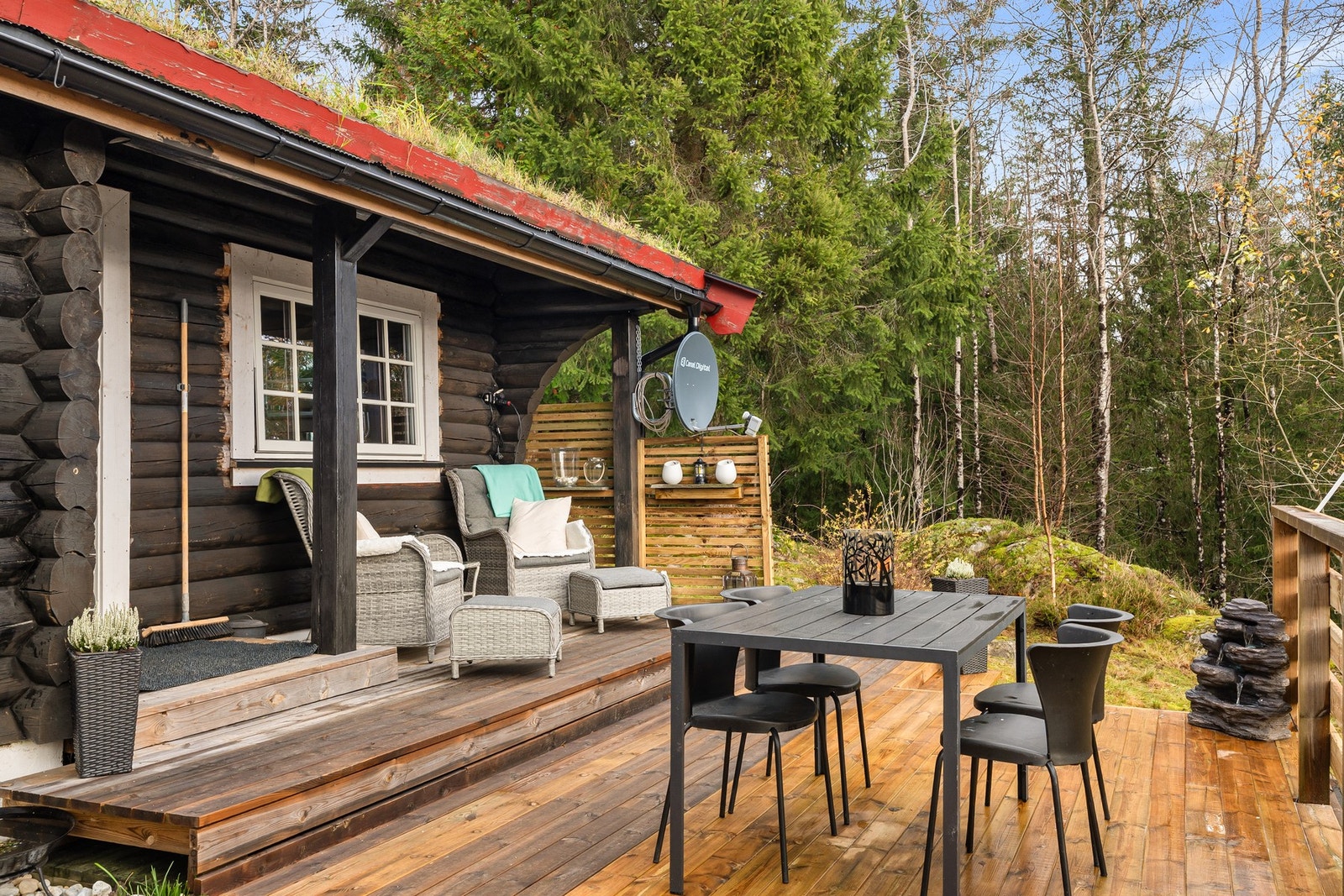 Her kan du nyte solen gjennom dagen med flere ulike sittegrupper. Galleribilde