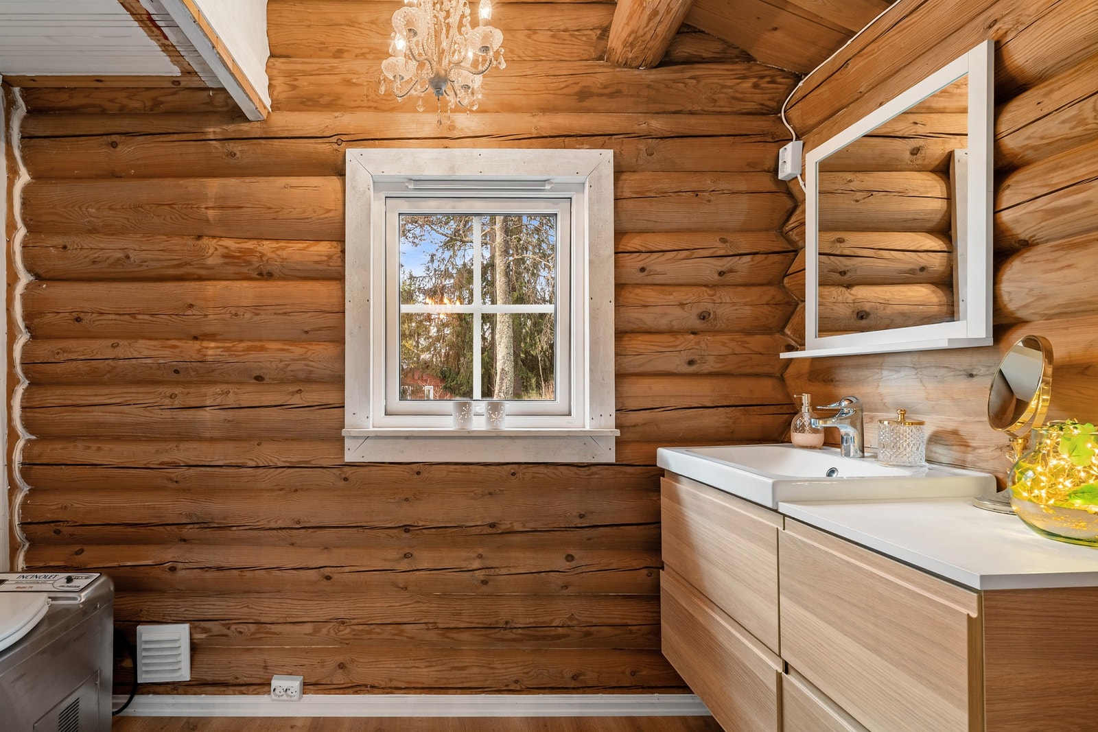 Det er også etablert et separat toalettrom med forbrenningstoalett. Galleribilde