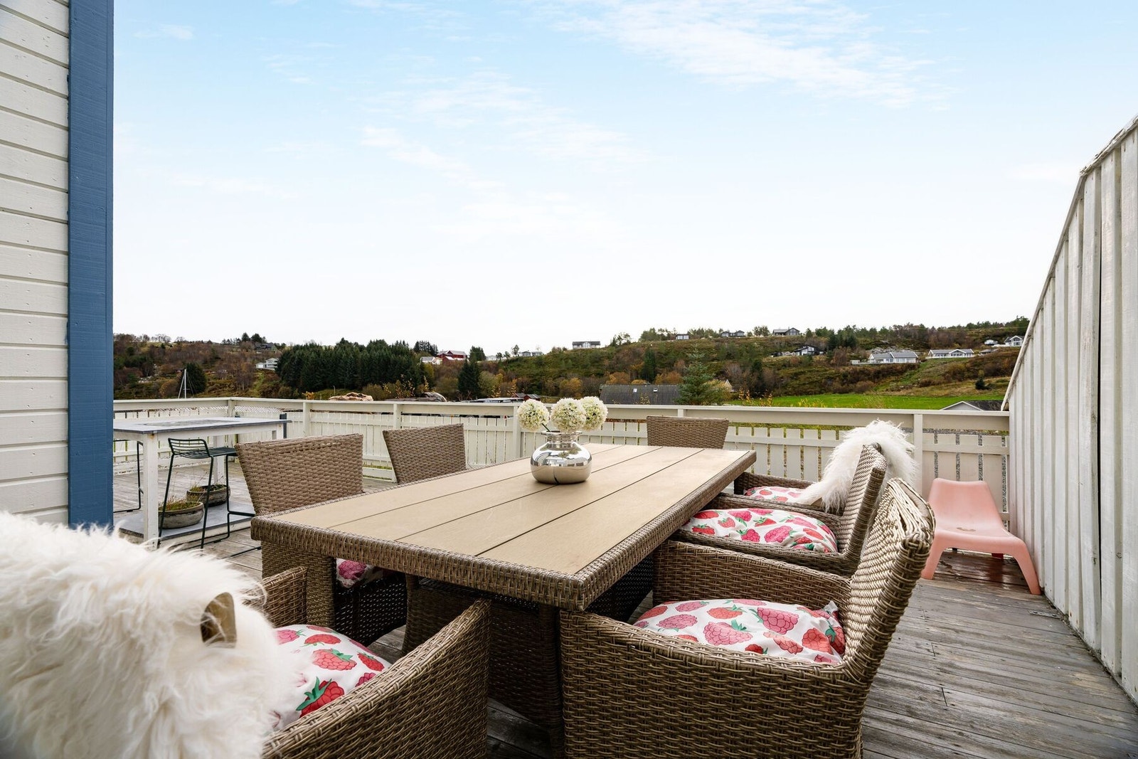 Her har man plass til diverse utemøblement, grill m.m. Flott plass å nyte finværsdagene Galleribilde