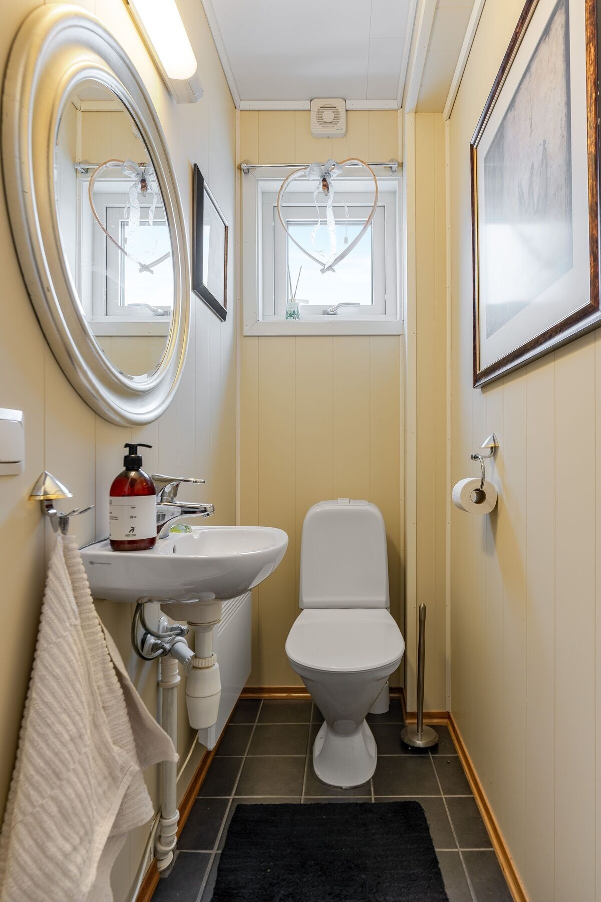 Adkomst fra entré til toalettrom Galleribilde