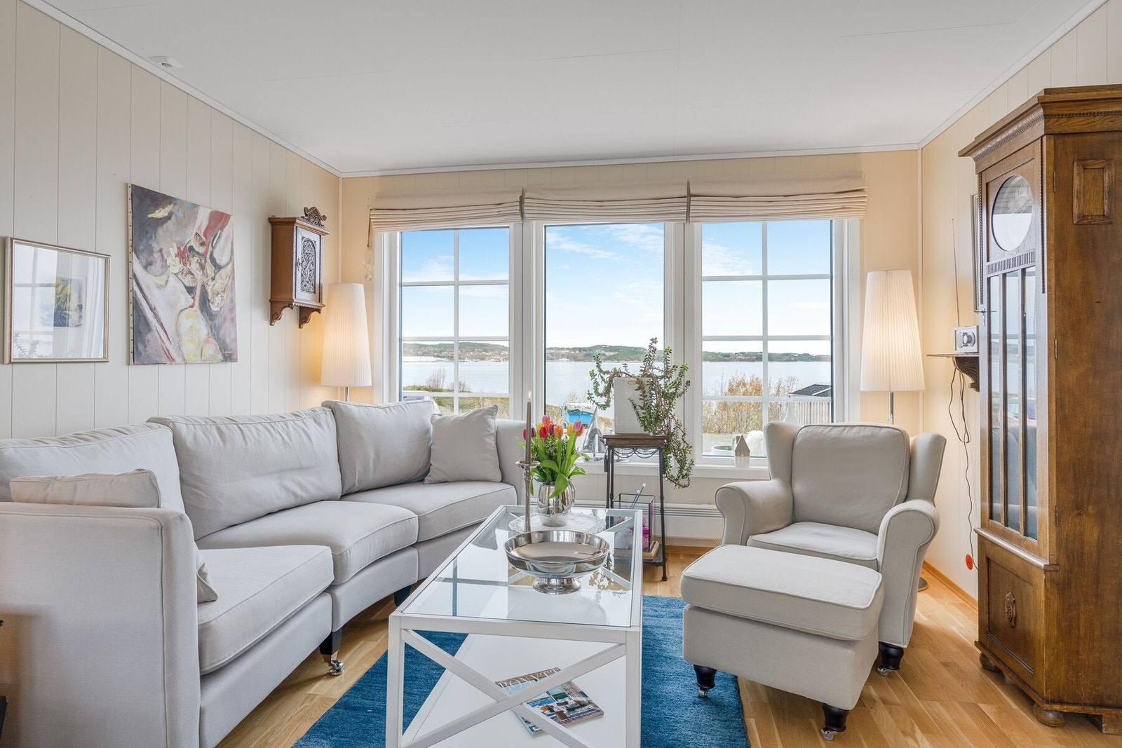 Stuen har plass til sofagruppe, TV, oppbevaringsmøblement m.m. Alt etter behov Galleribilde