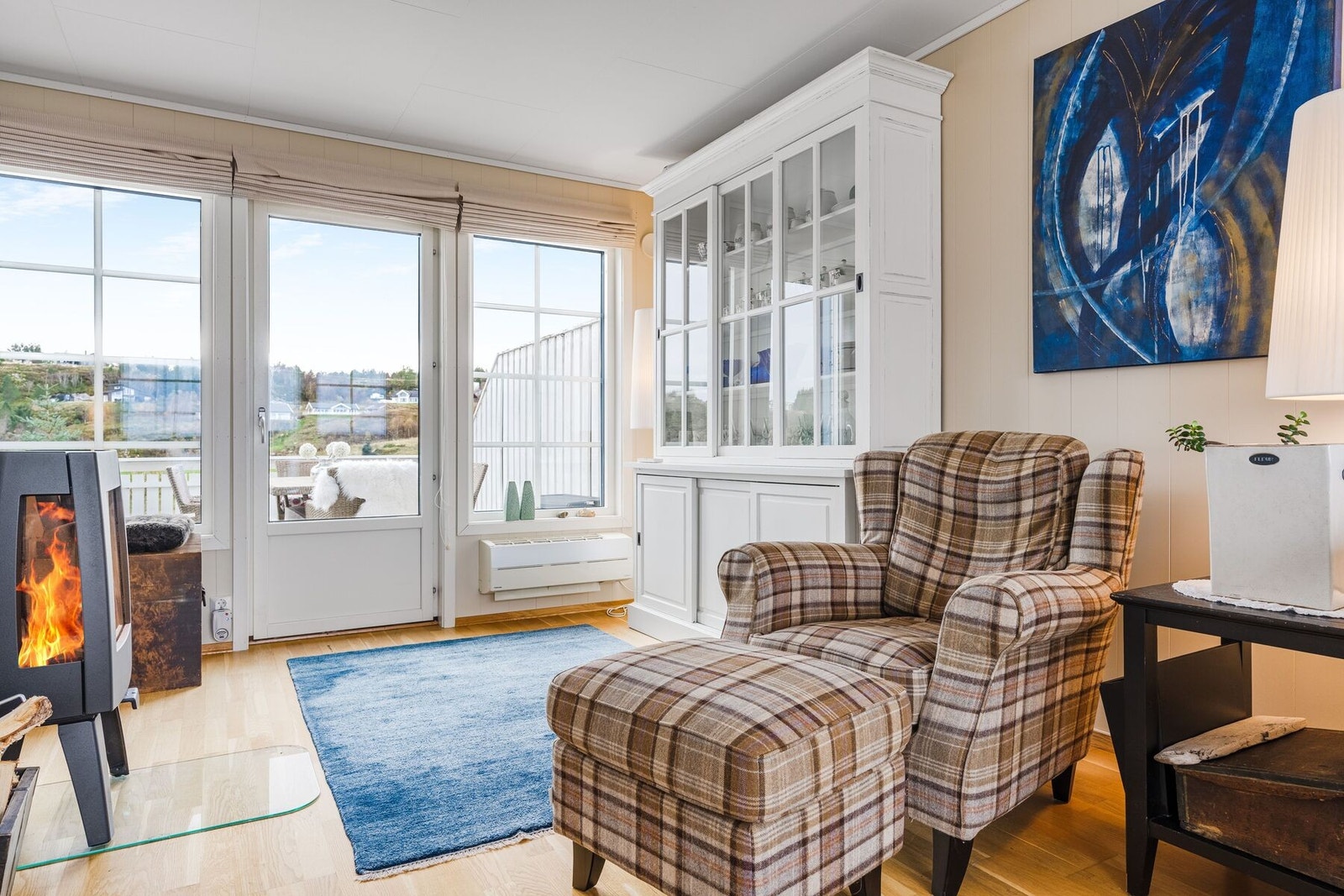 Fra stuen har man adkomst til terrasse på begge sider av boligen Galleribilde