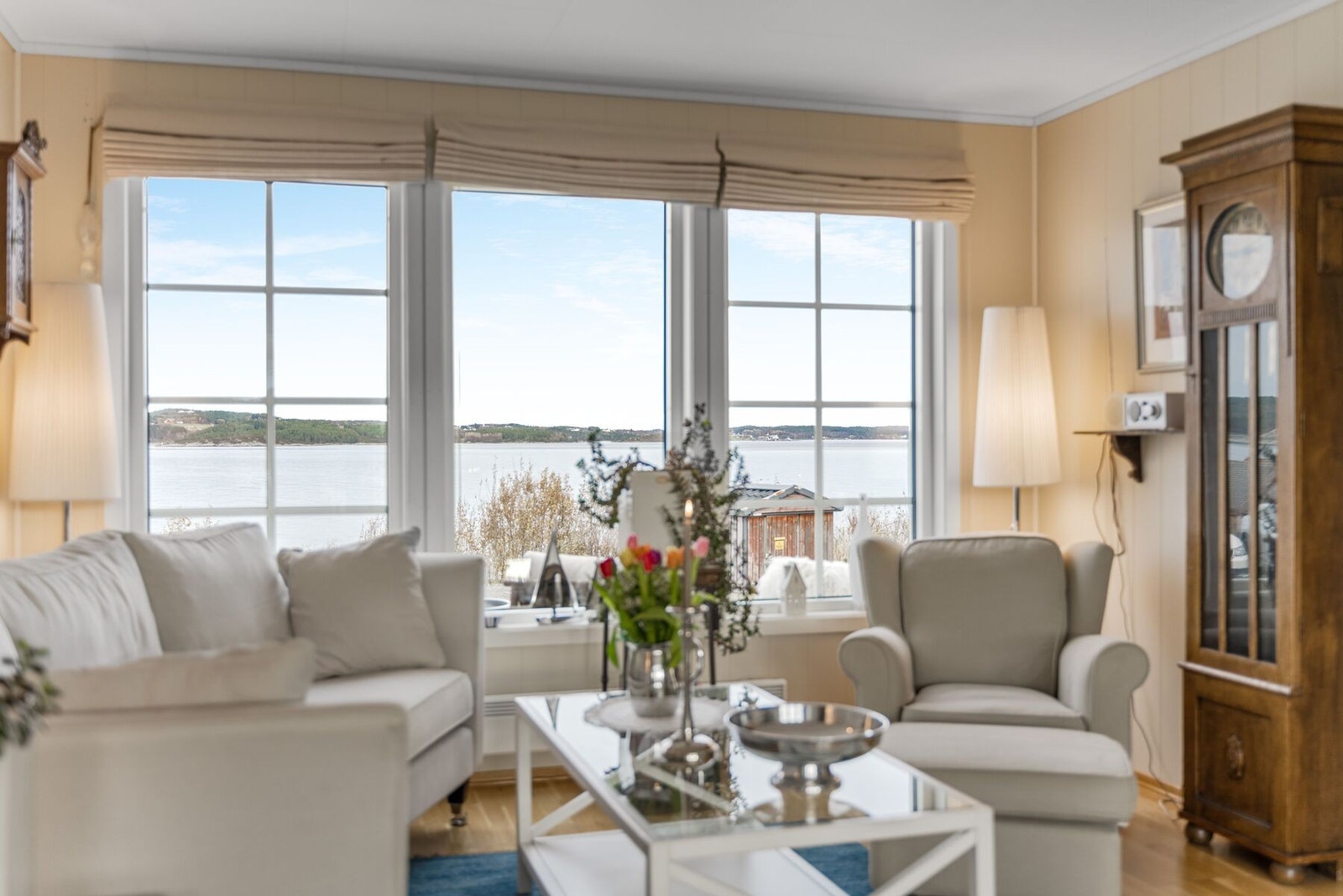 Her kan man sitte å nyte den flotte utsikten mot skipsleia, samt magiske solnedganger Galleribilde