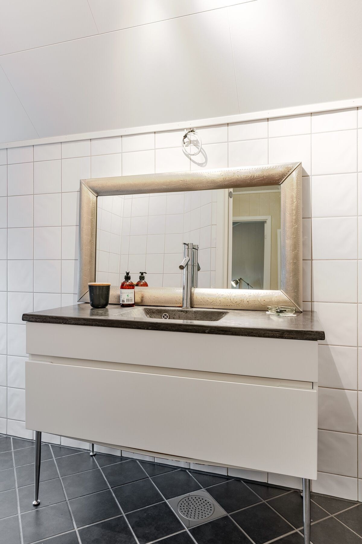 Rommet er utstyrt med baderomsinnredning, dusjplass, toalett og opplegg for vaskemaskin Galleribilde