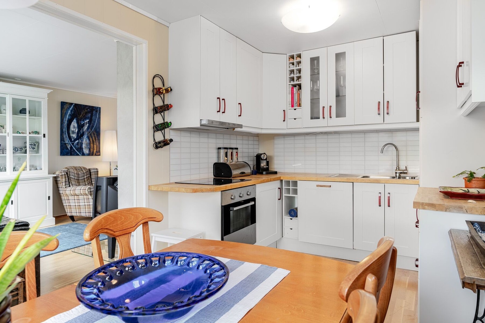 Kjøkkenet har integrerte hvitevarer og godt med lagringsplass Galleribilde