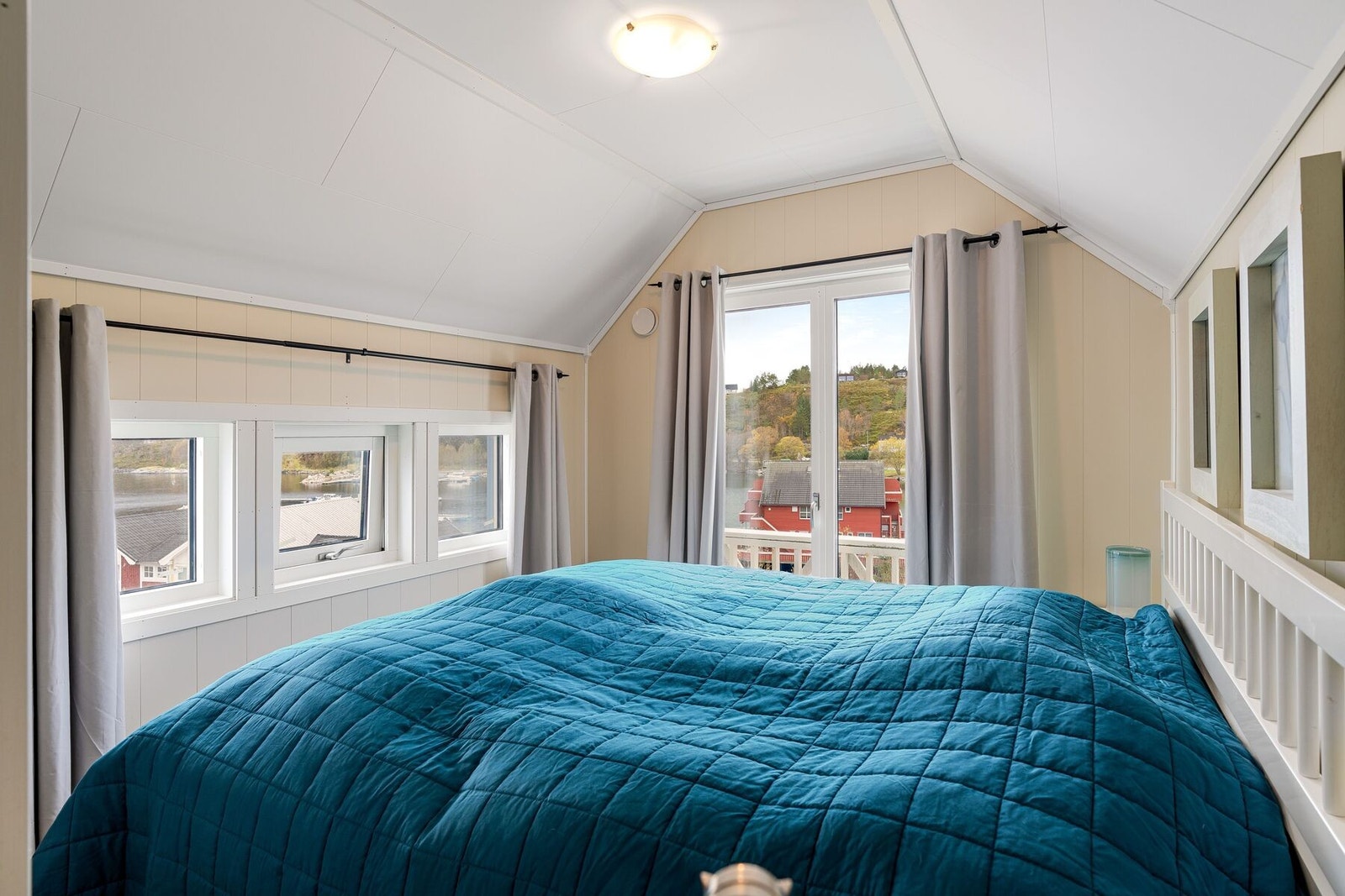 Det er 3 romslige soverom i 2. etasje. Galleribilde