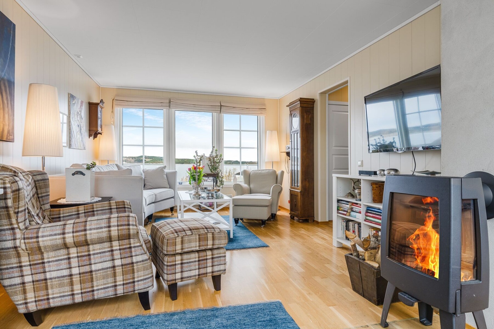 Det er installert både vedovn og varmepumpe i boligen Galleribilde