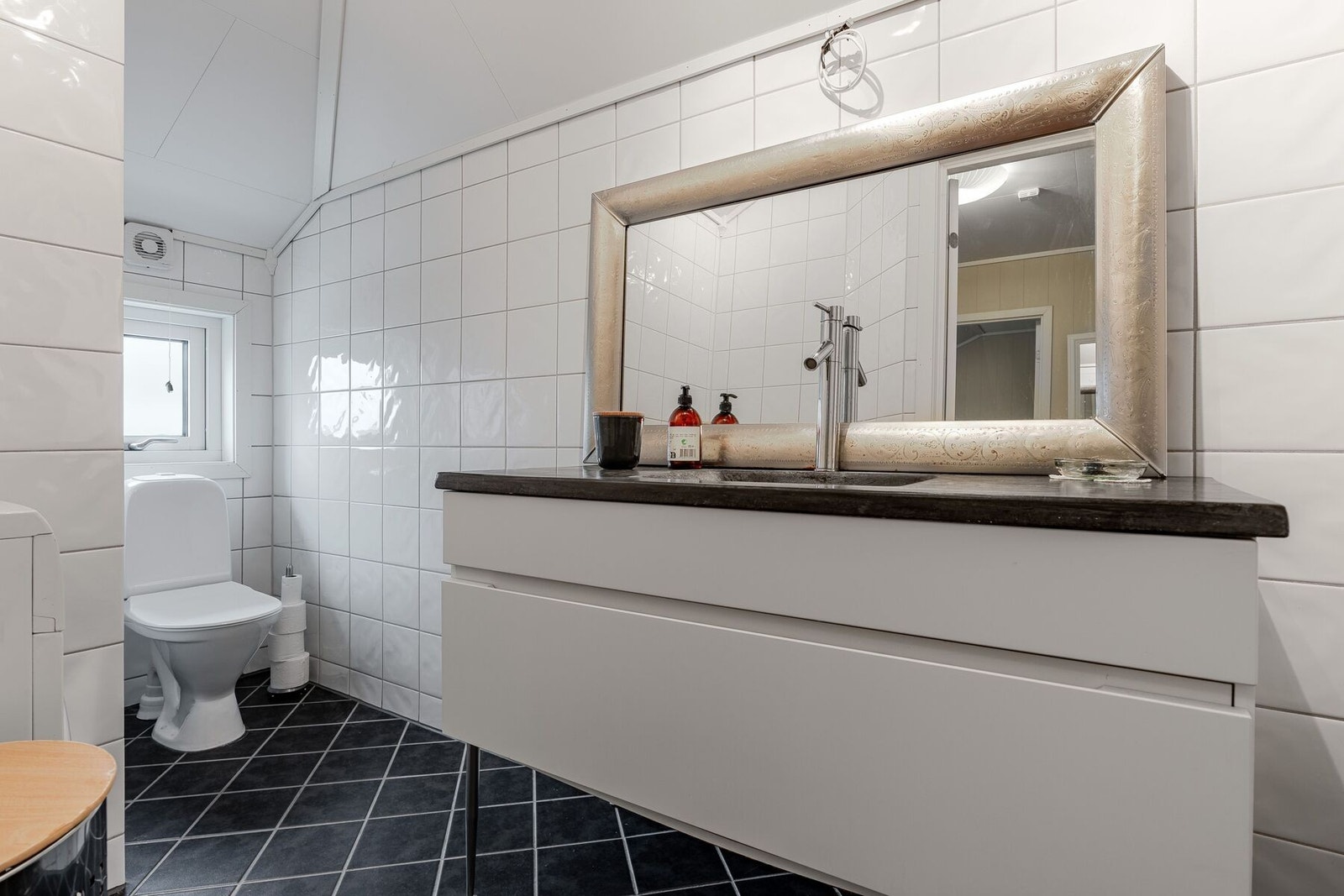 Pent, flislagt bad/vaskerom Galleribilde