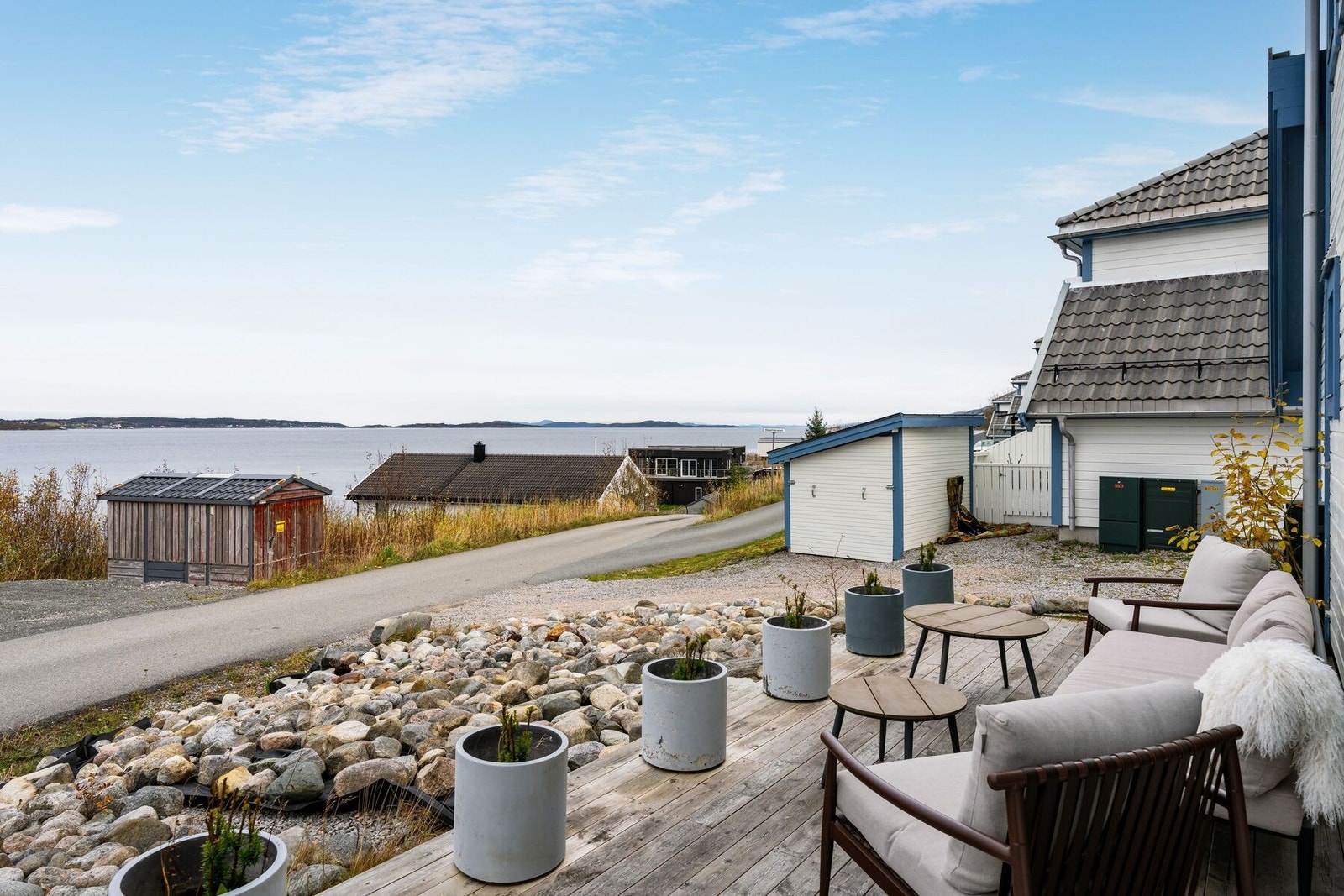 Det er terrasse på begge sider av boligen Galleribilde