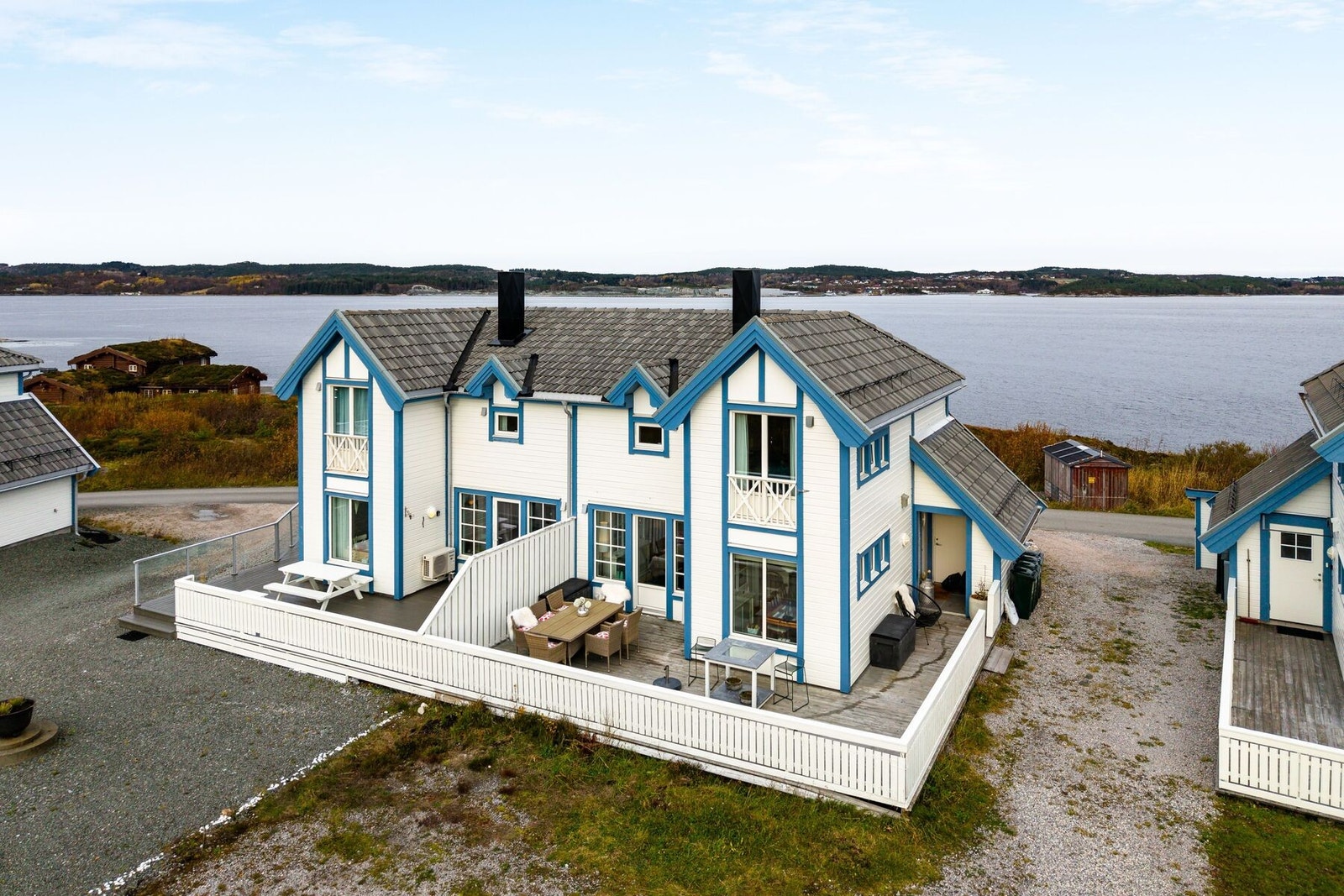 Boligen ligger fint til med meget gode sol- og utsiktsforhold. Det er er en stor parkeringsplass på denne siden av boligen Galleribilde