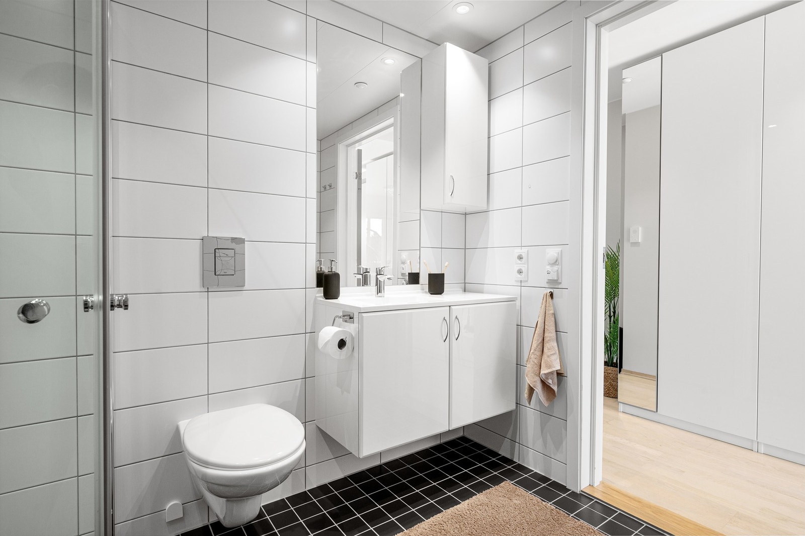 Av utstyr finnes bl.a varme i gulv, servant på underskap, overskap, speil, dusj, WC og opplegg for vaskemaskin. Galleribilde