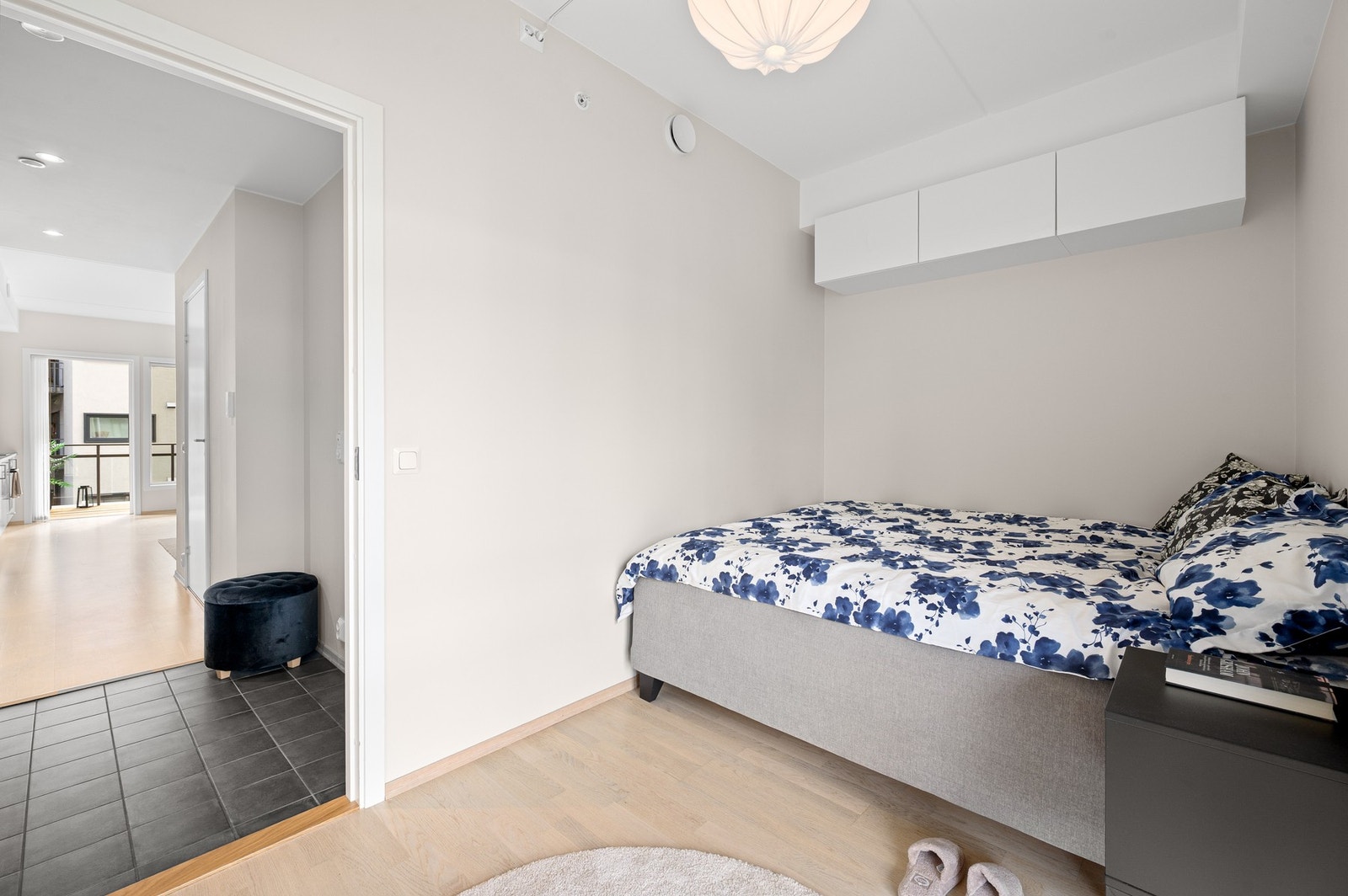 Soverommet er av god størrelse, her får du god plass til dobbeltseng og nattbord. Galleribilde