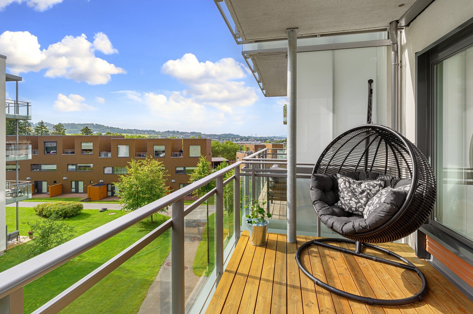 Fra stuen har man utgang til en flott sør-/vestvendt balkong. Galleribilde