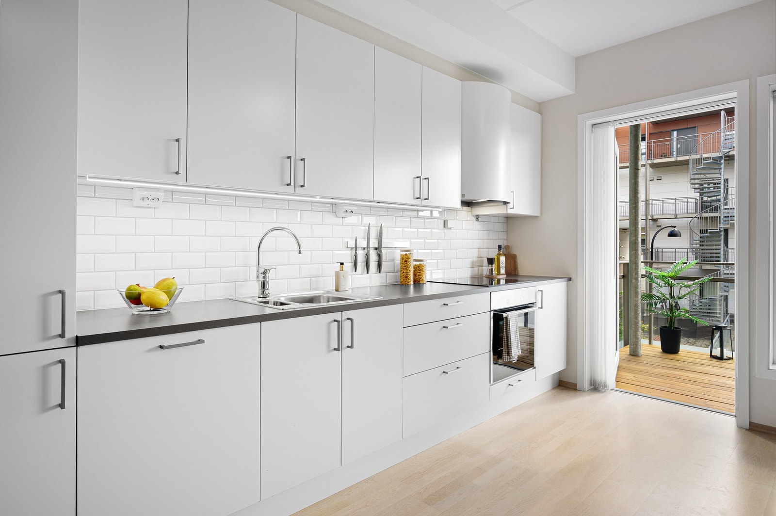 Lyst og pent kjøkken med mye skap- og benkeplass. Galleribilde