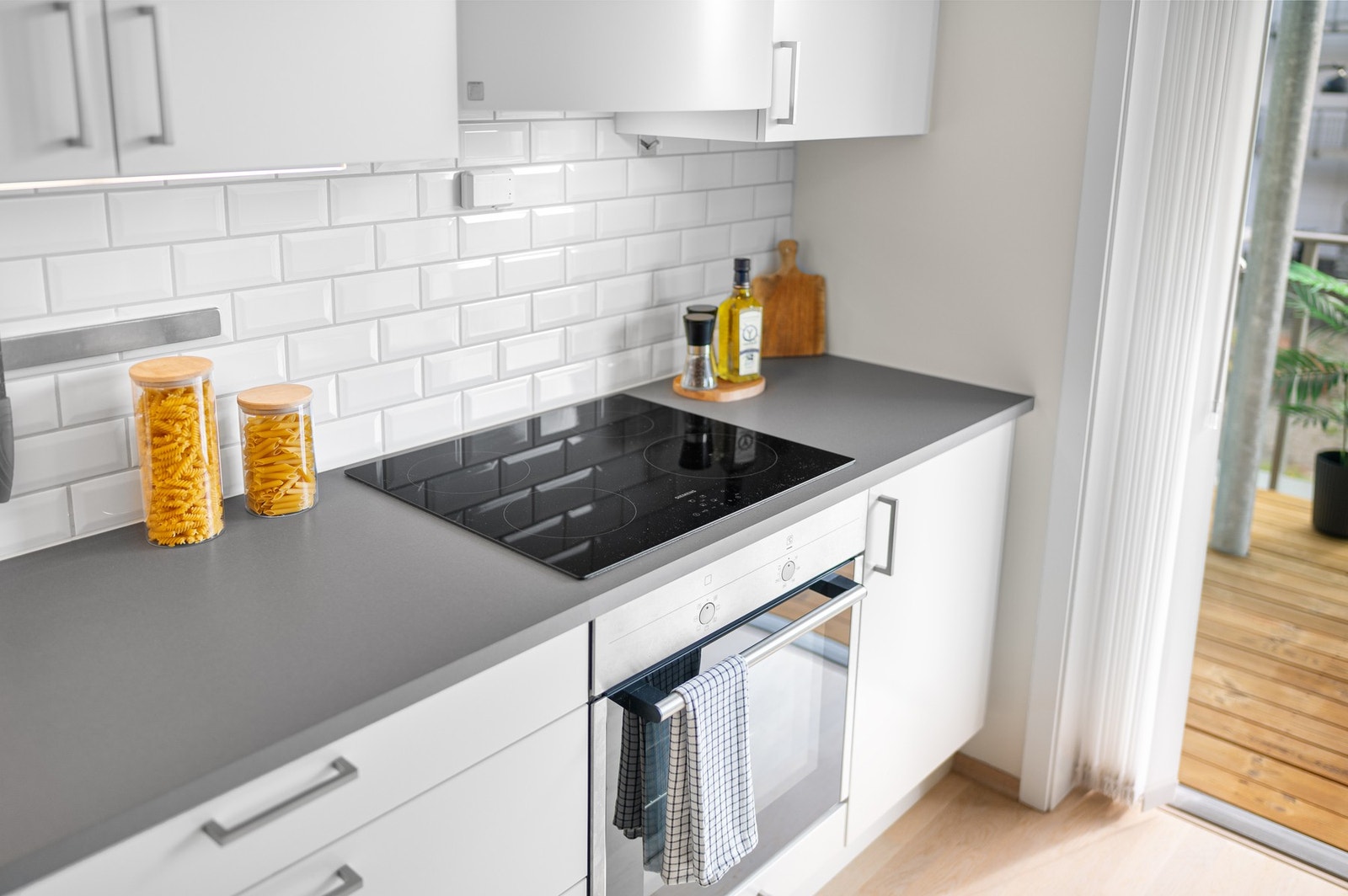 Kjøkkenventilator over stekesone har avtrekk via boligens balanserte ventilasjonsanlegg. Galleribilde